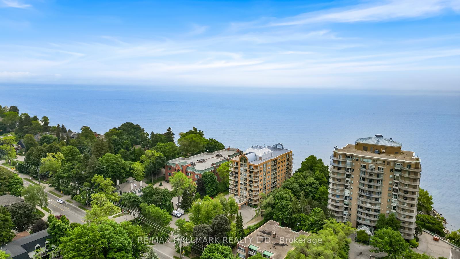 2 Bedrooms Condo at 2210 Lakeshore, Burlington For sale