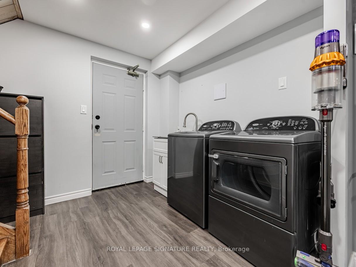 3 Bedrooms Condo at 1211 Parkwest, Mississauga For sale