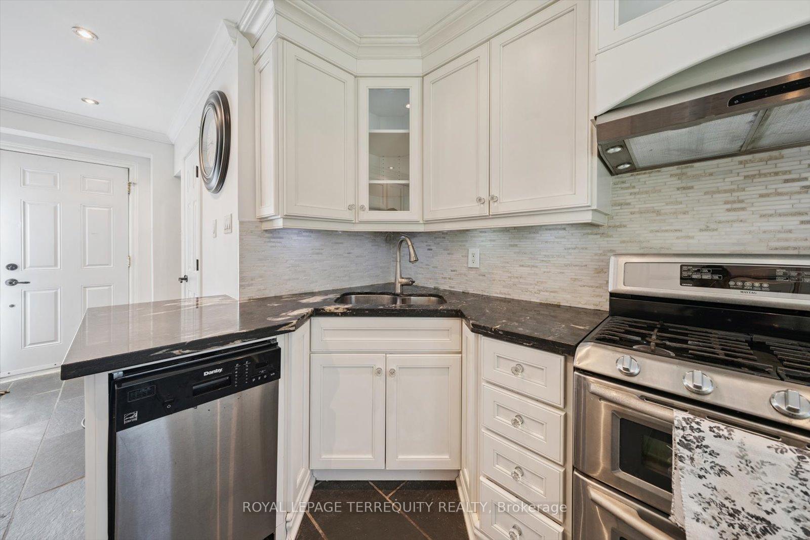 4 Bedrooms Condo at 1825 Hyde Mill, Mississauga For sale
