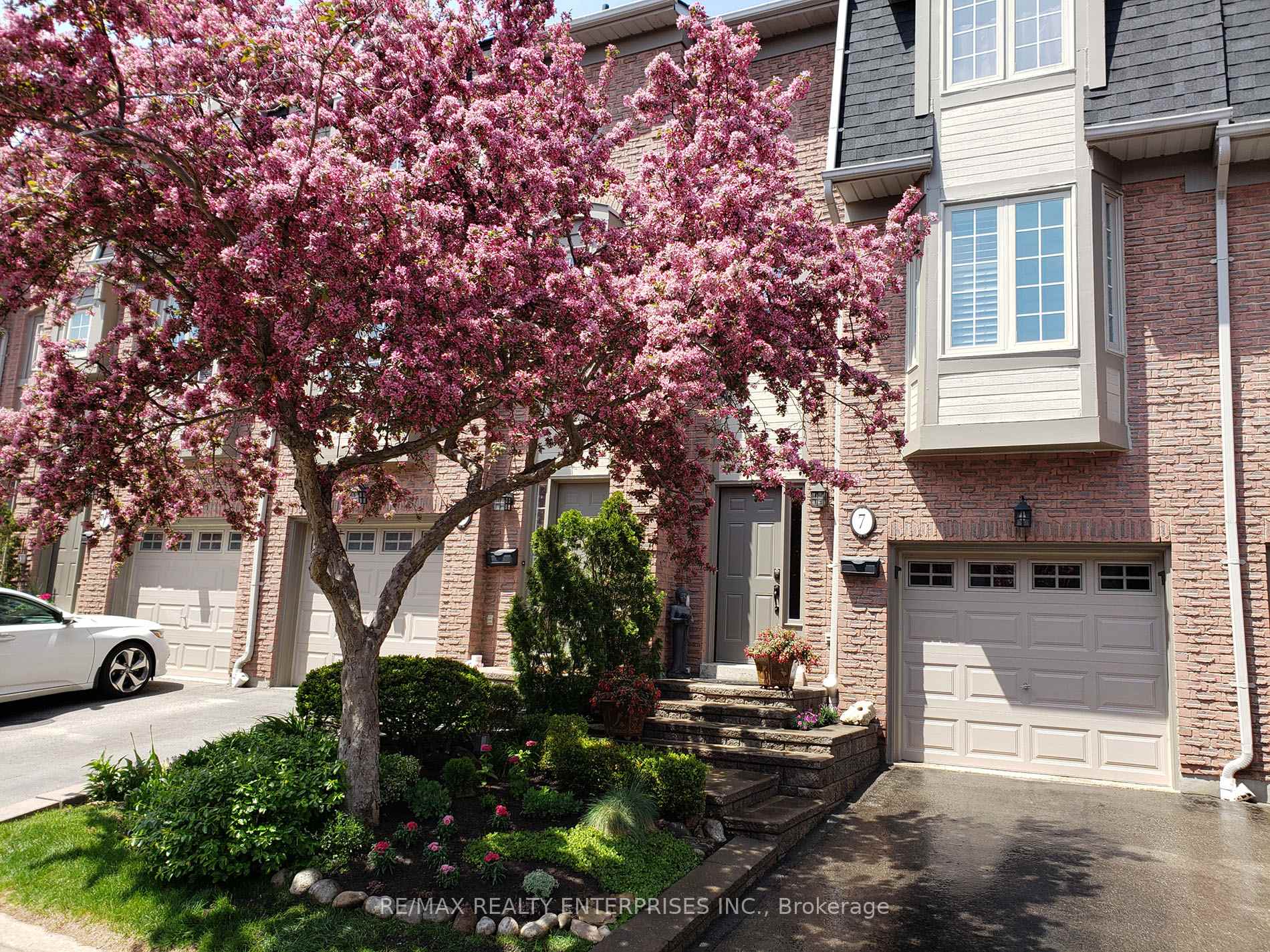 3 Bedrooms Condo at 3140 Fifth, Mississauga For sale