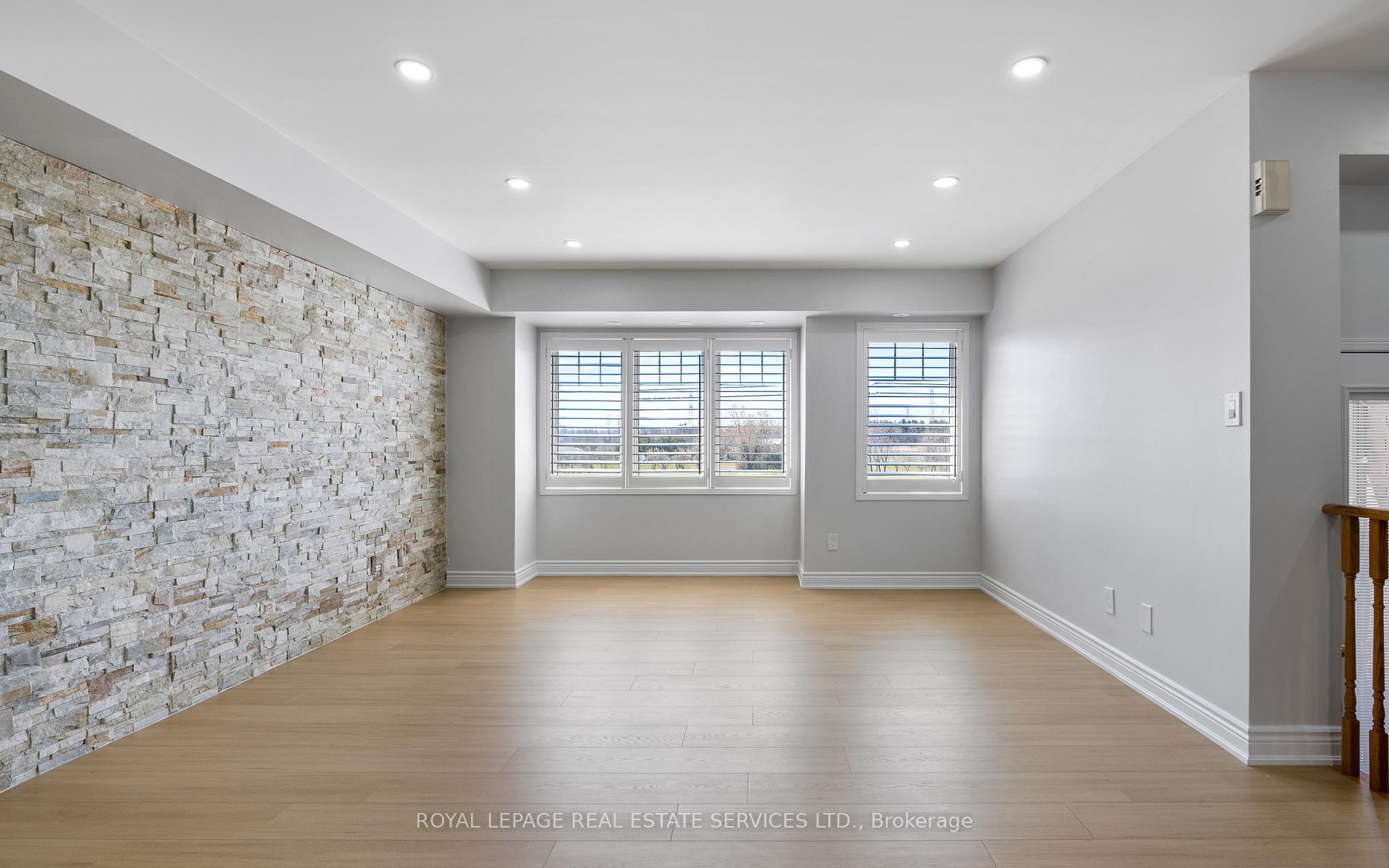 4 Bedrooms Condo at 5025 Ninth, Mississauga For sale
