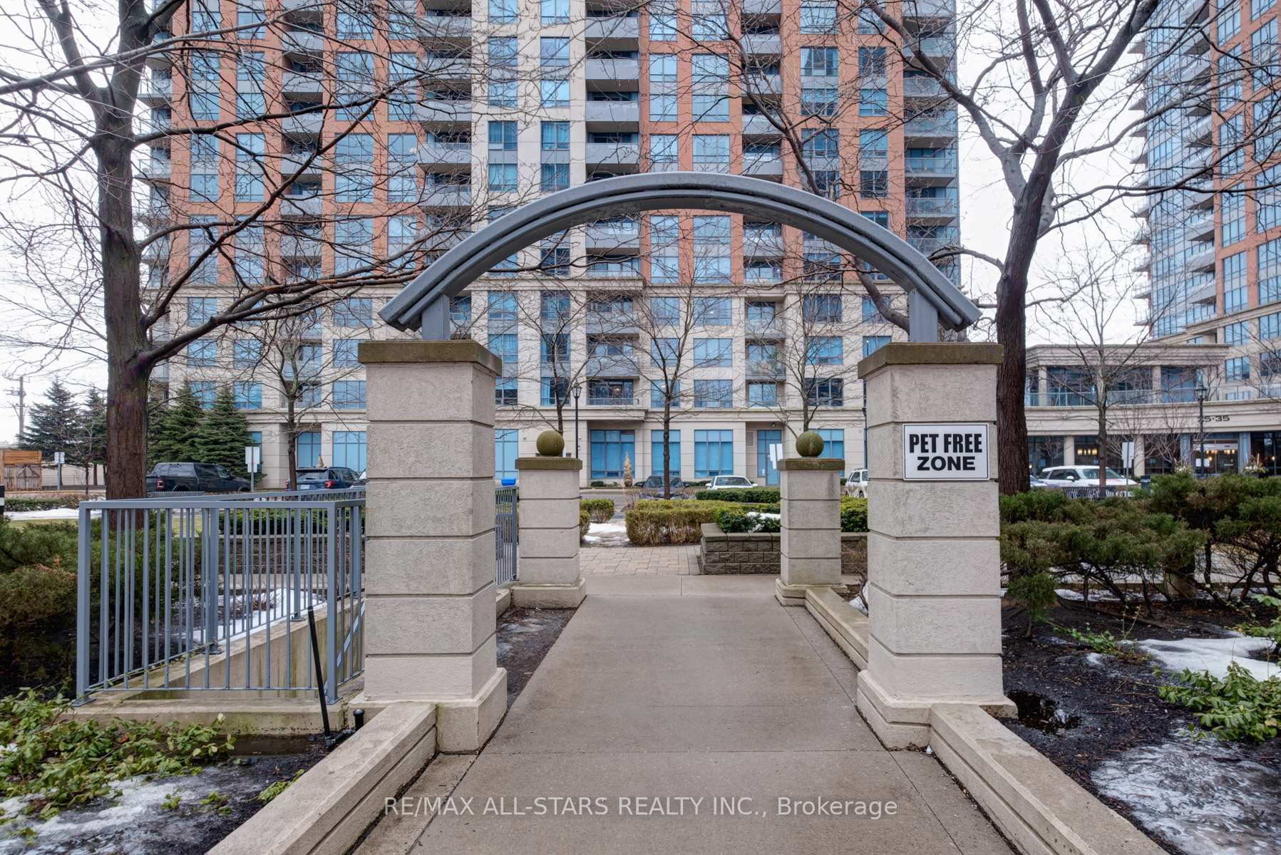 2 Bedrooms Condo at 35 Viking, Toronto For sale