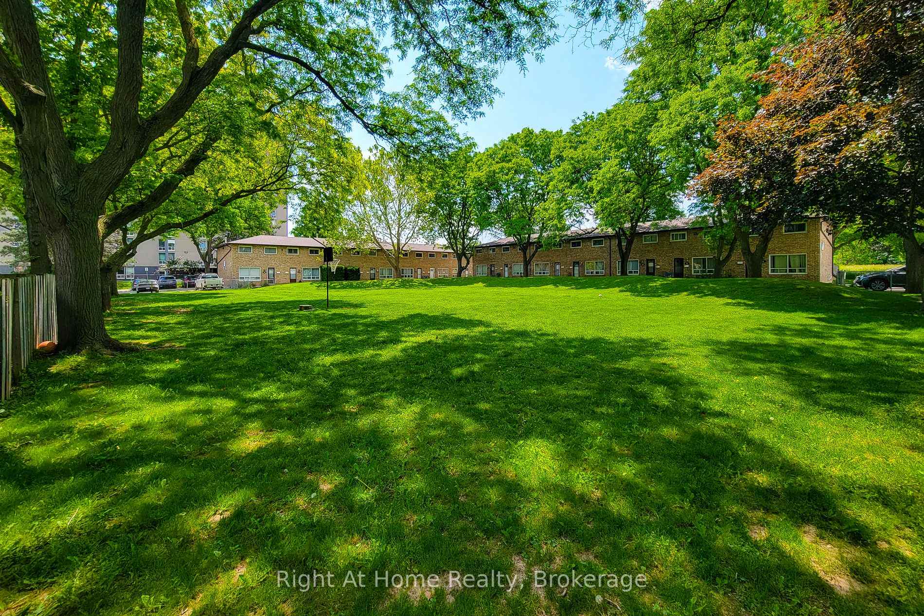3 Bedrooms Condo at 8 Glenburn, Hamilton For sale