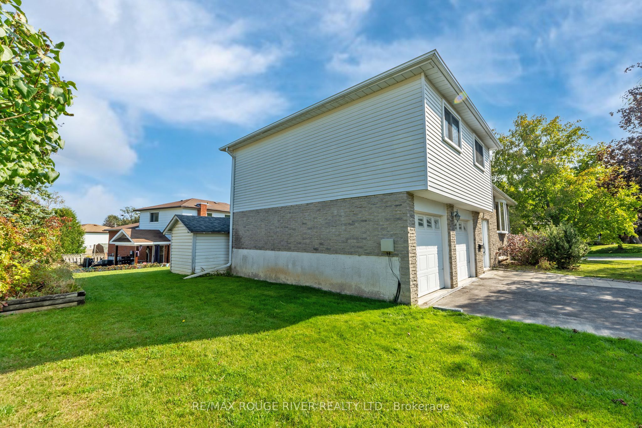 1 Applewood Crescent