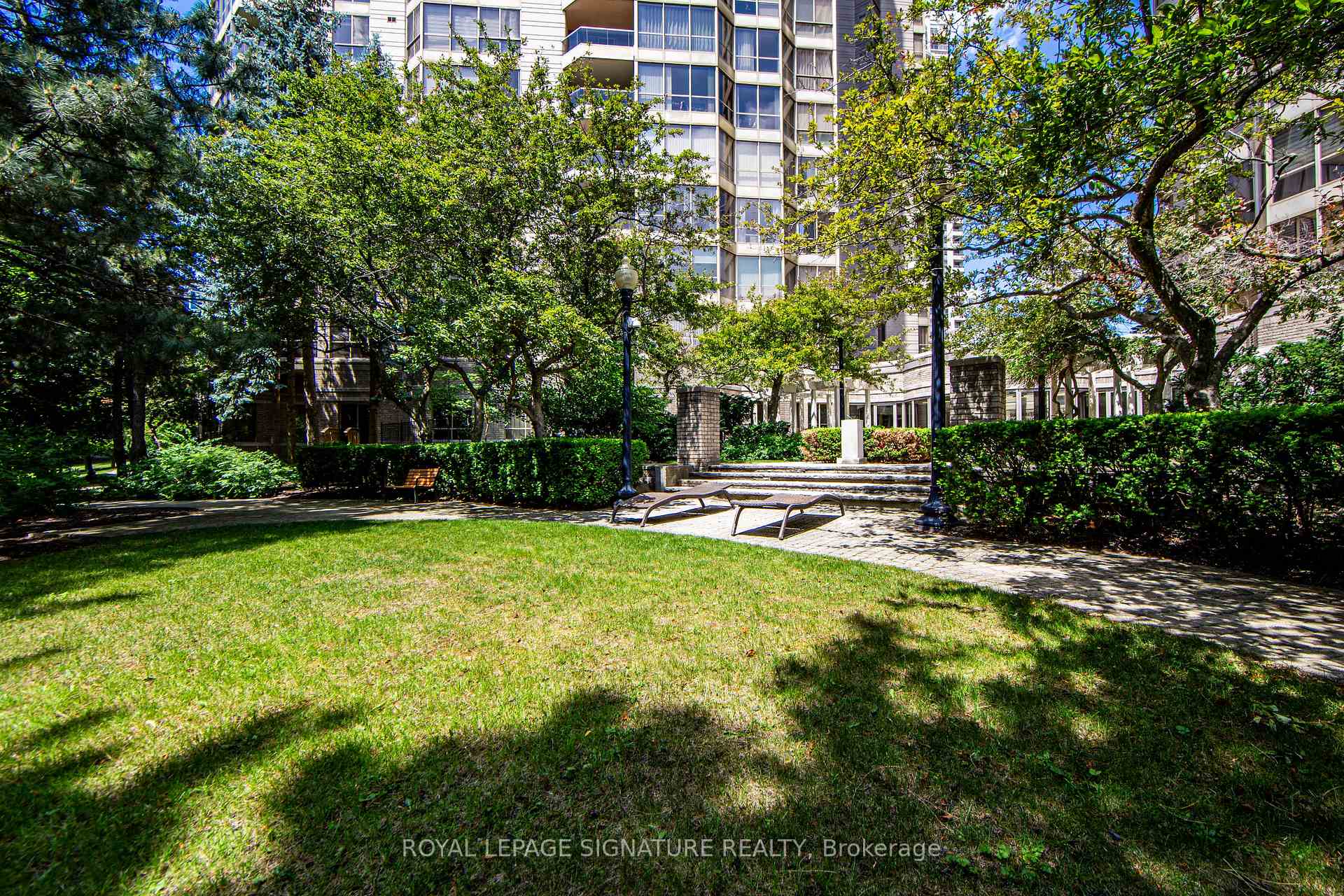 3 Bedrooms Condo at 55 Kingsbridge Garden, Mississauga For sale