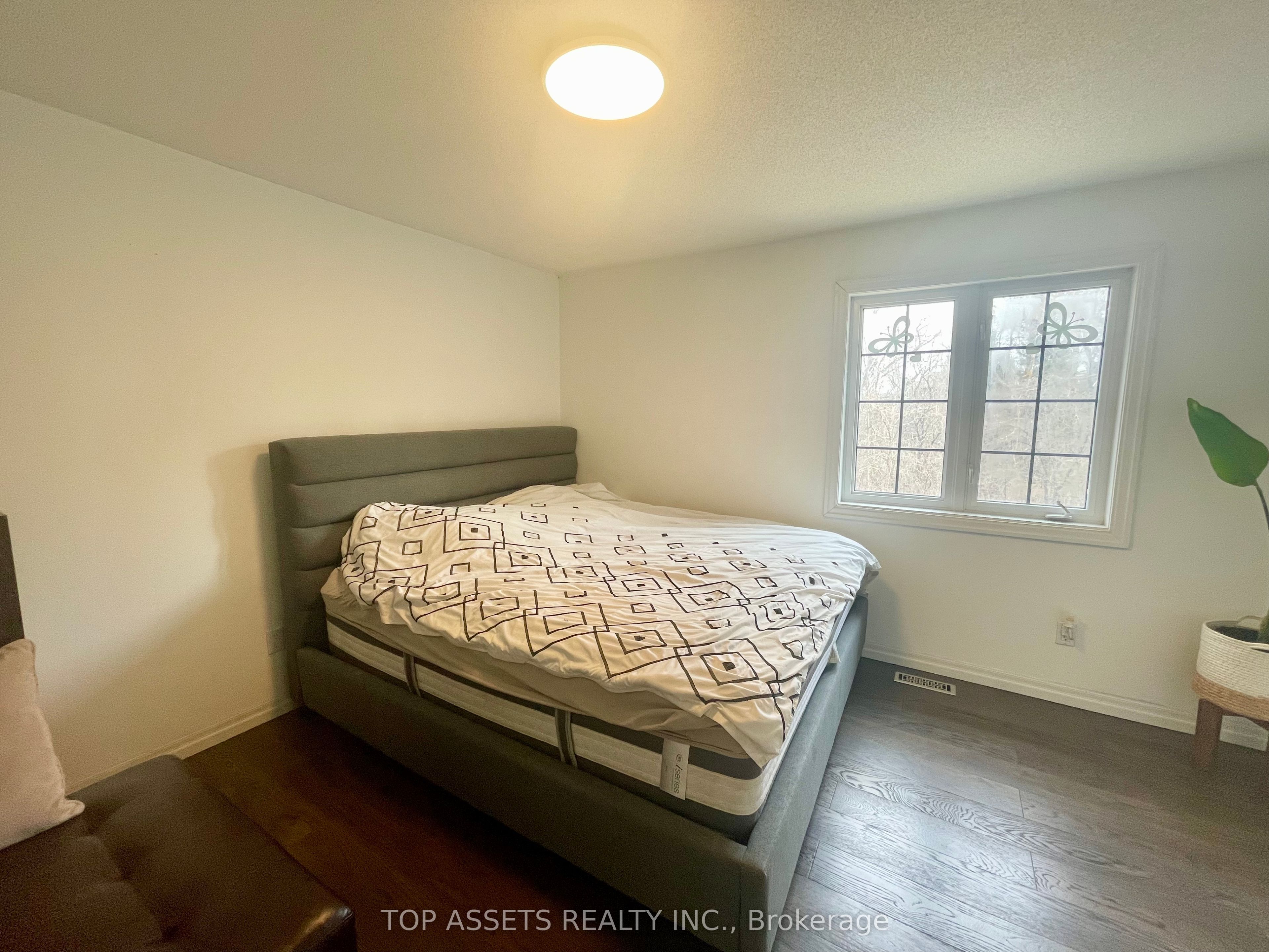 32 Headwater Crescent