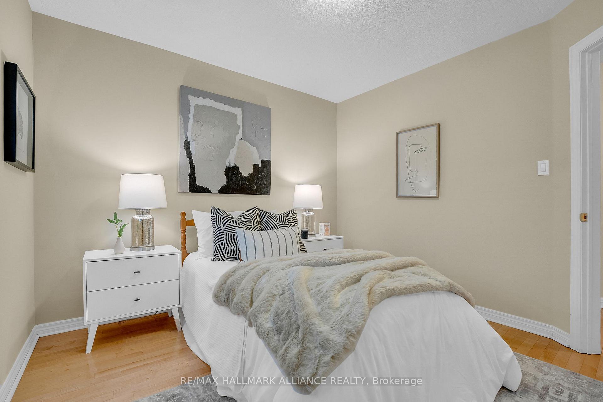 3 Bedrooms Condo at 5031 East Mill,  Mississauga For sale