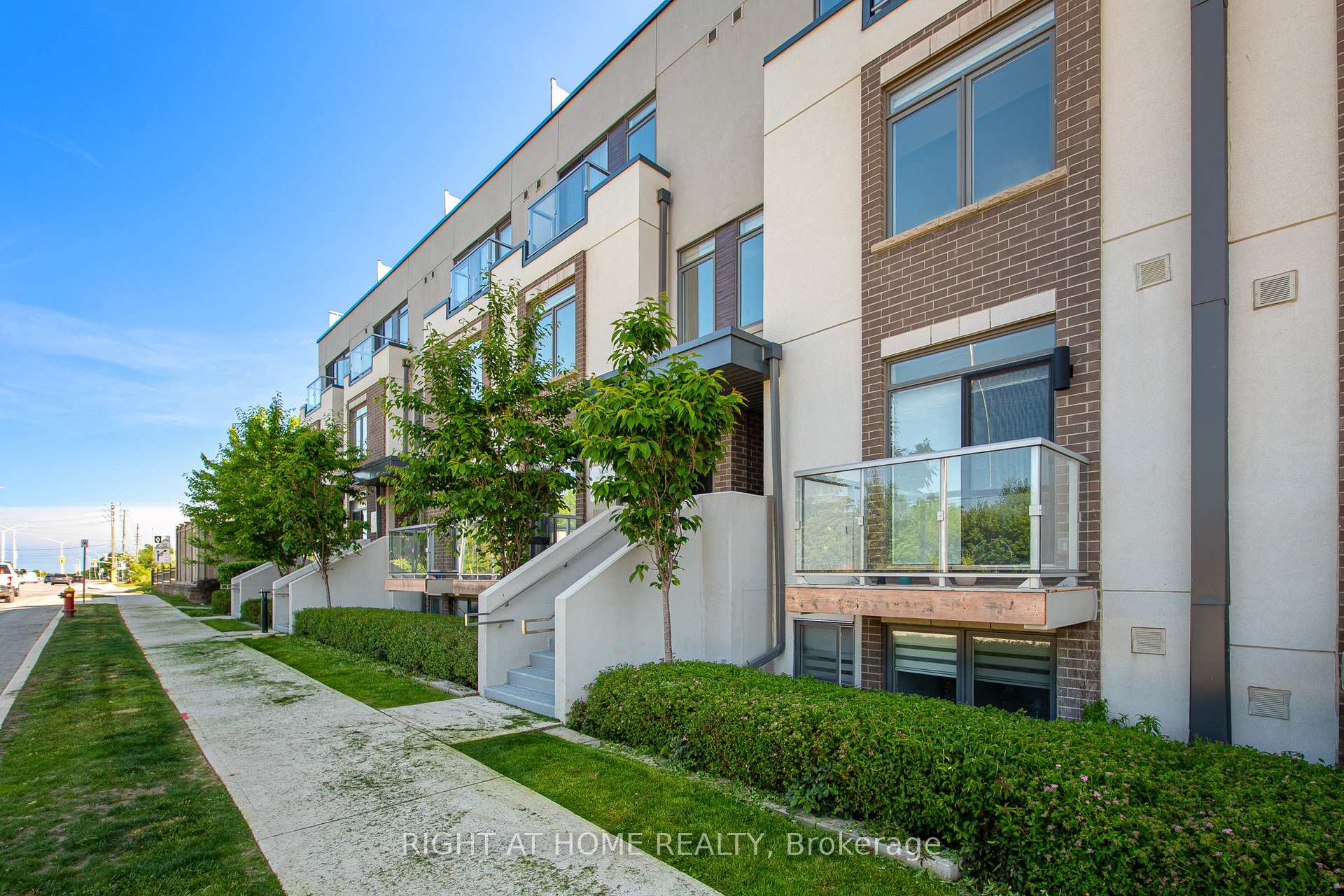 2 Bedrooms Condo at 3058 Sixth, Oakville For sale