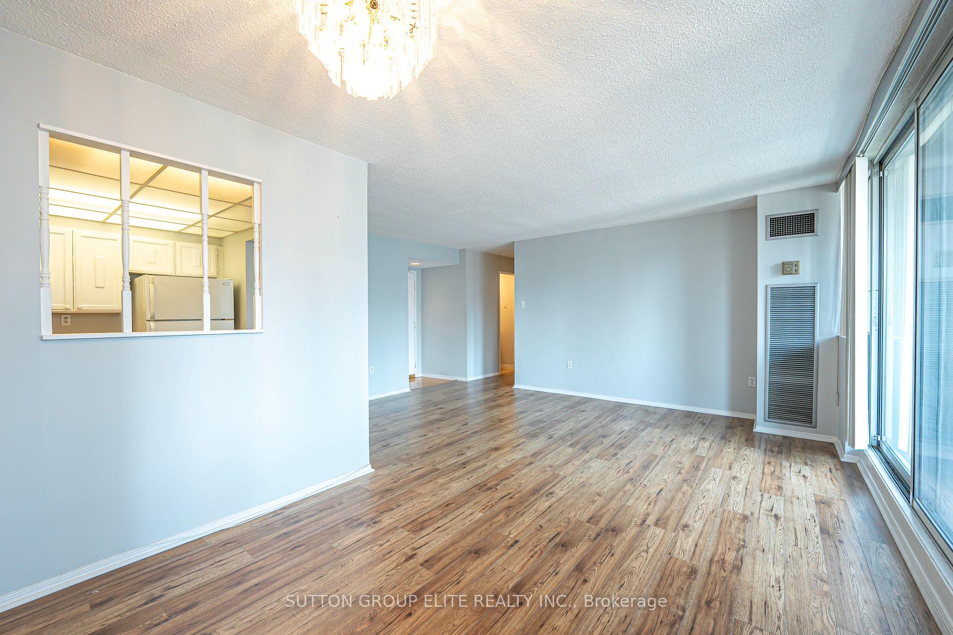 3 Bedrooms Condo at 3590 Kaneff,  Mississauga For sale