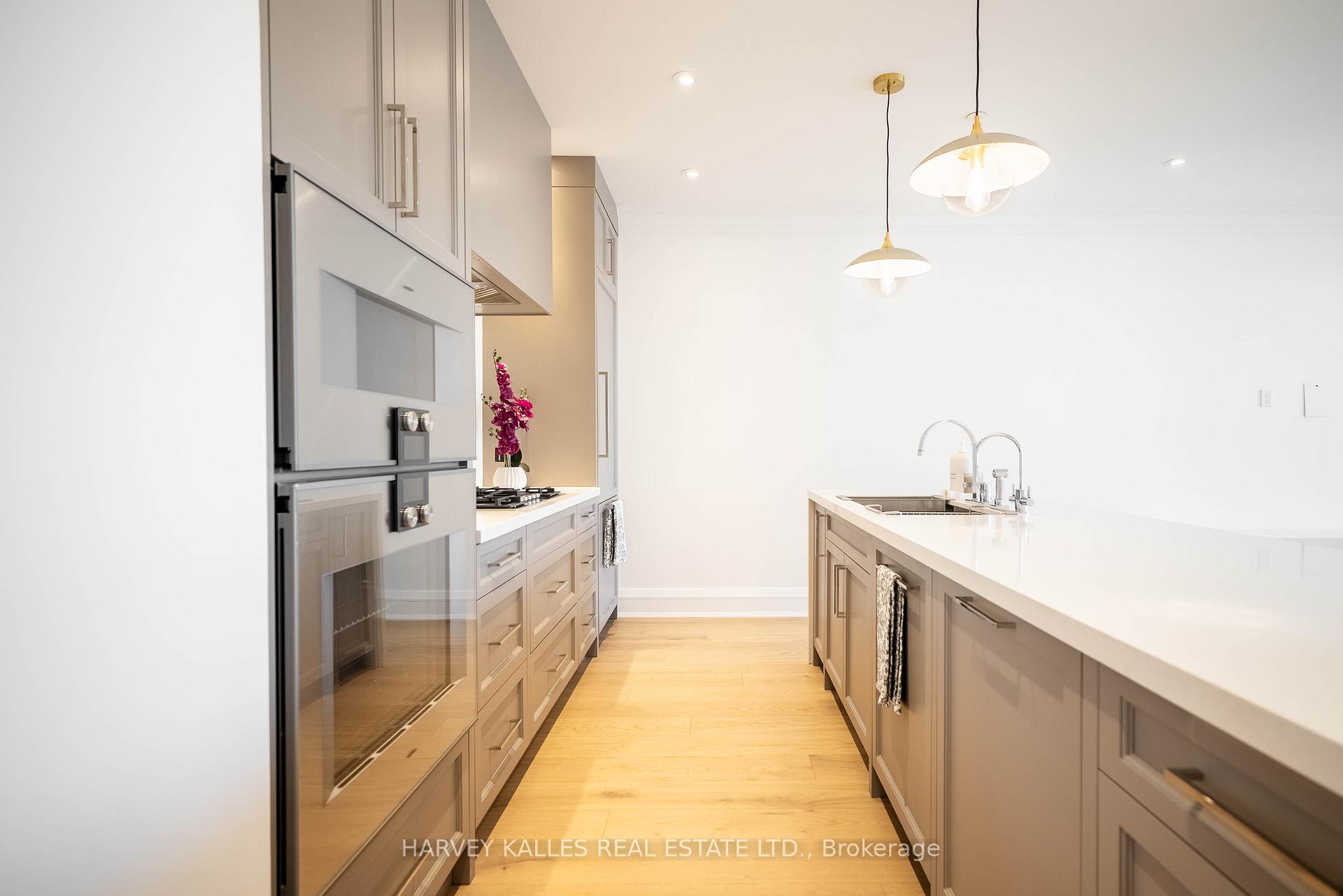 2010 Bathurst Street 2C