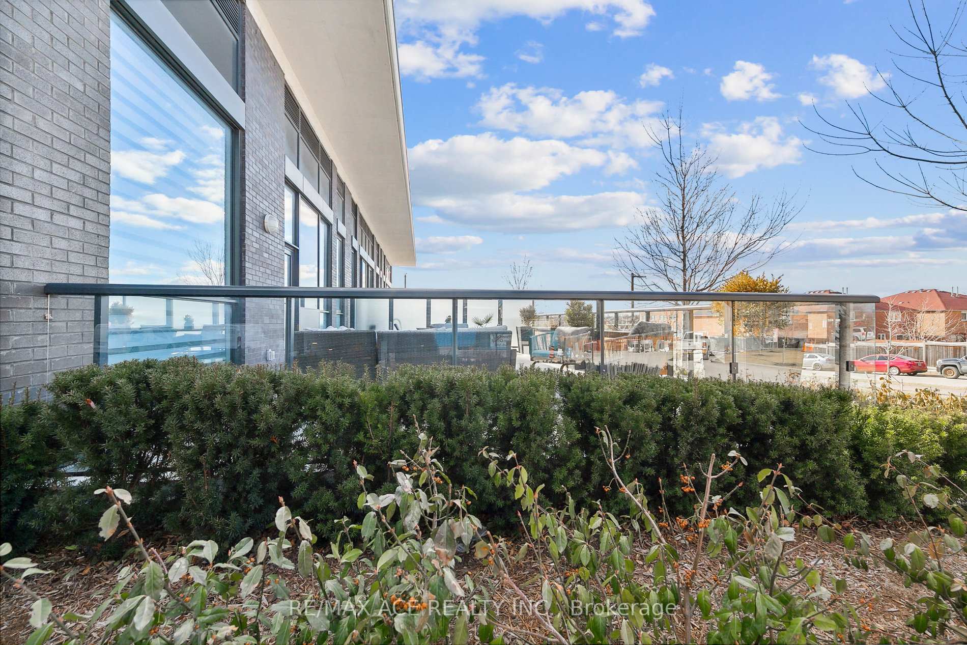 2 Bedrooms Condo at 65 Watergarden, Mississauga For sale