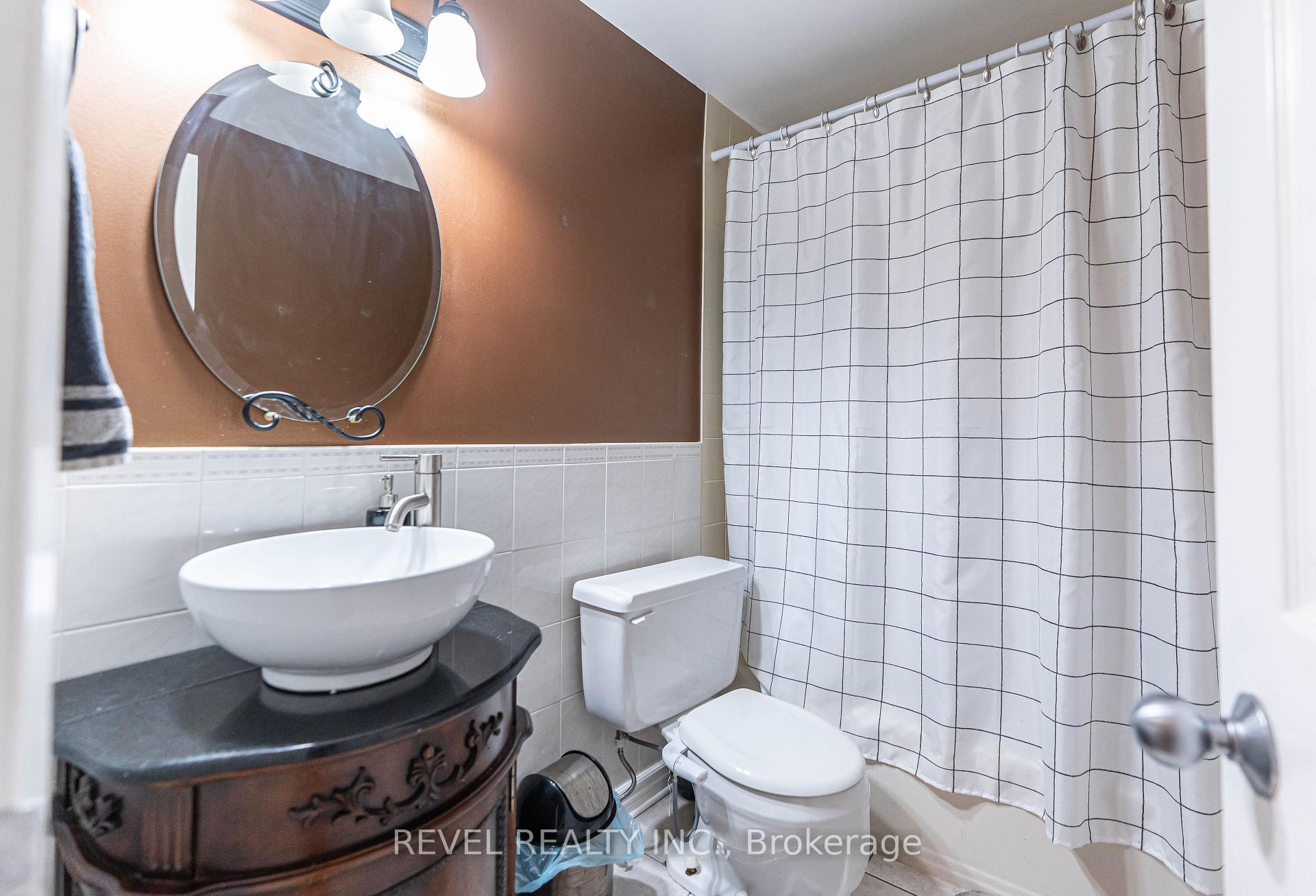 3 Bedrooms Condo at 25 Redbury,  Hamilton For sale