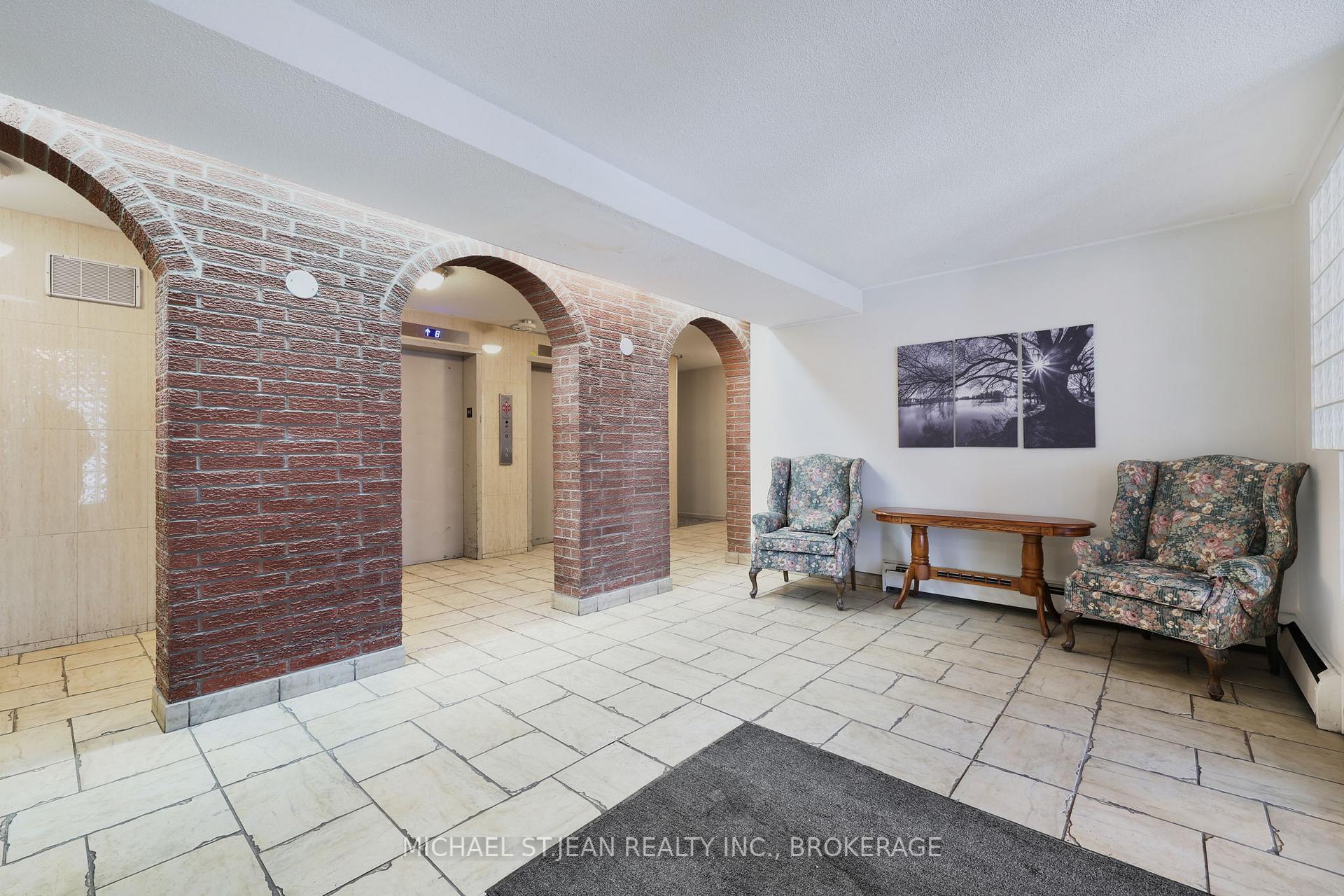 2 Bedrooms Condo at 851 Queenston,  Hamilton For sale