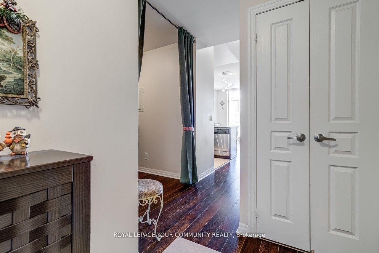 2 Bedrooms Condo at 225 Webb, Mississauga For sale