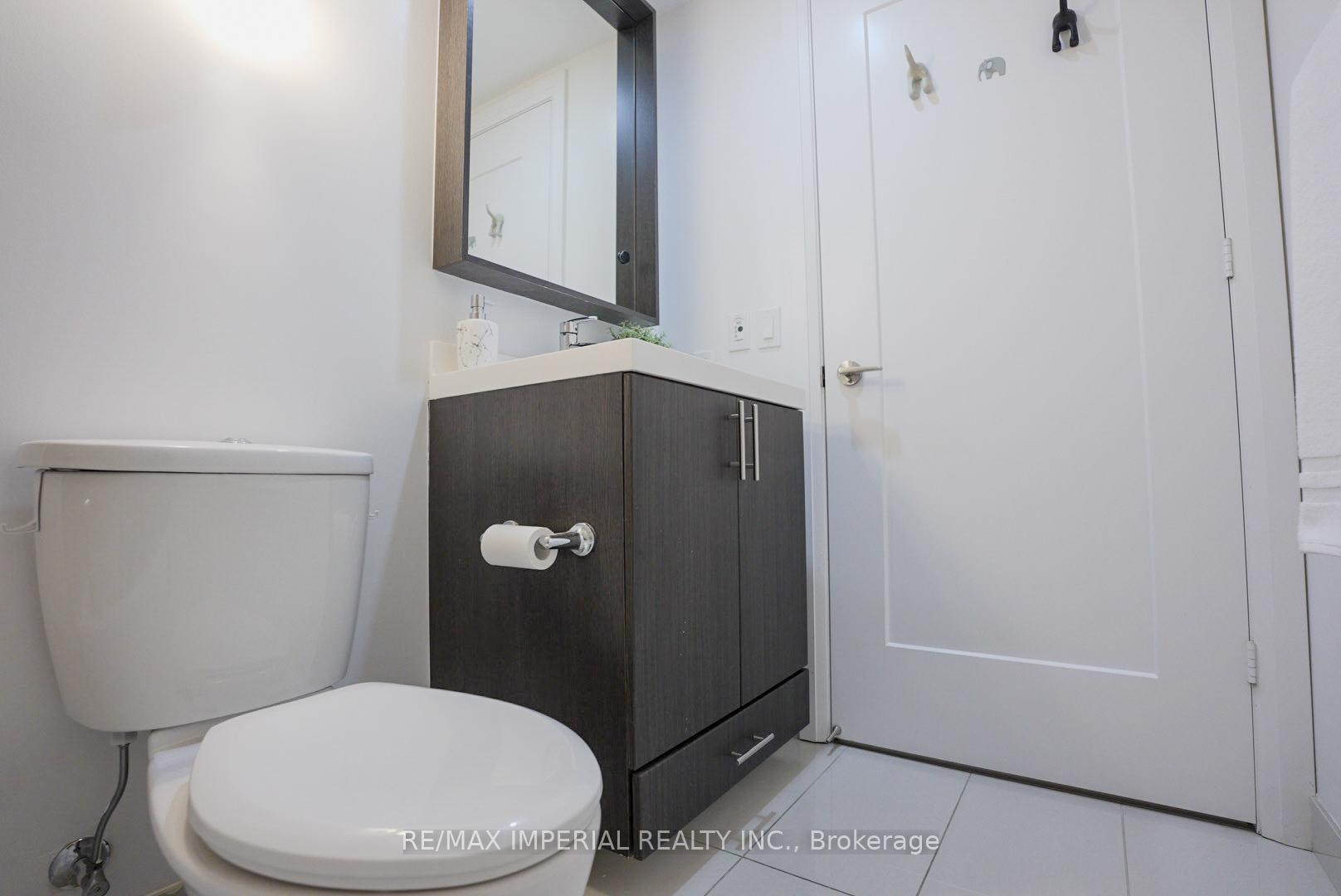 2 Bedrooms Condo at 18 Graydon Hall, Toronto For sale