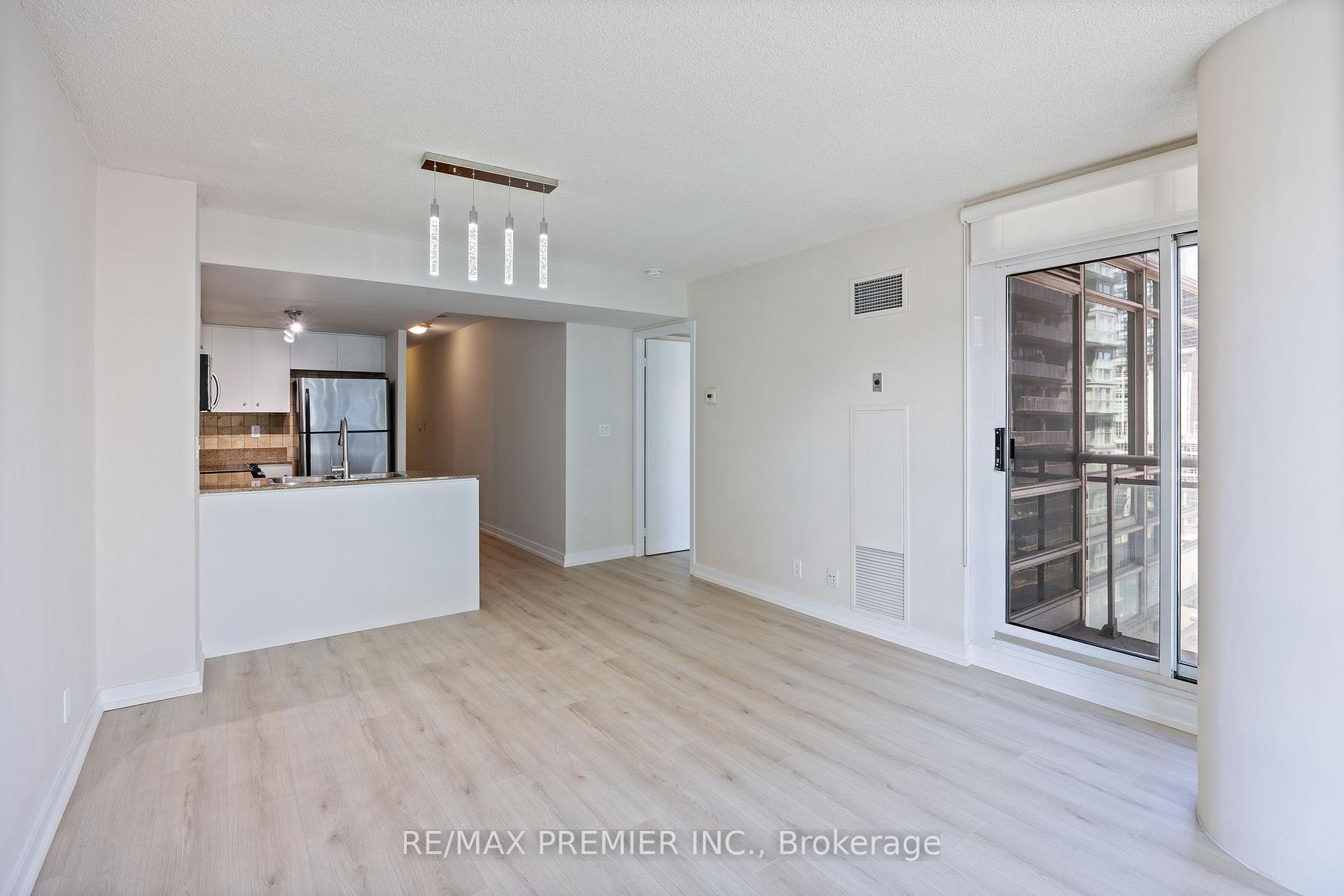 2 Bedrooms Condo at 381 Front,  Toronto For sale