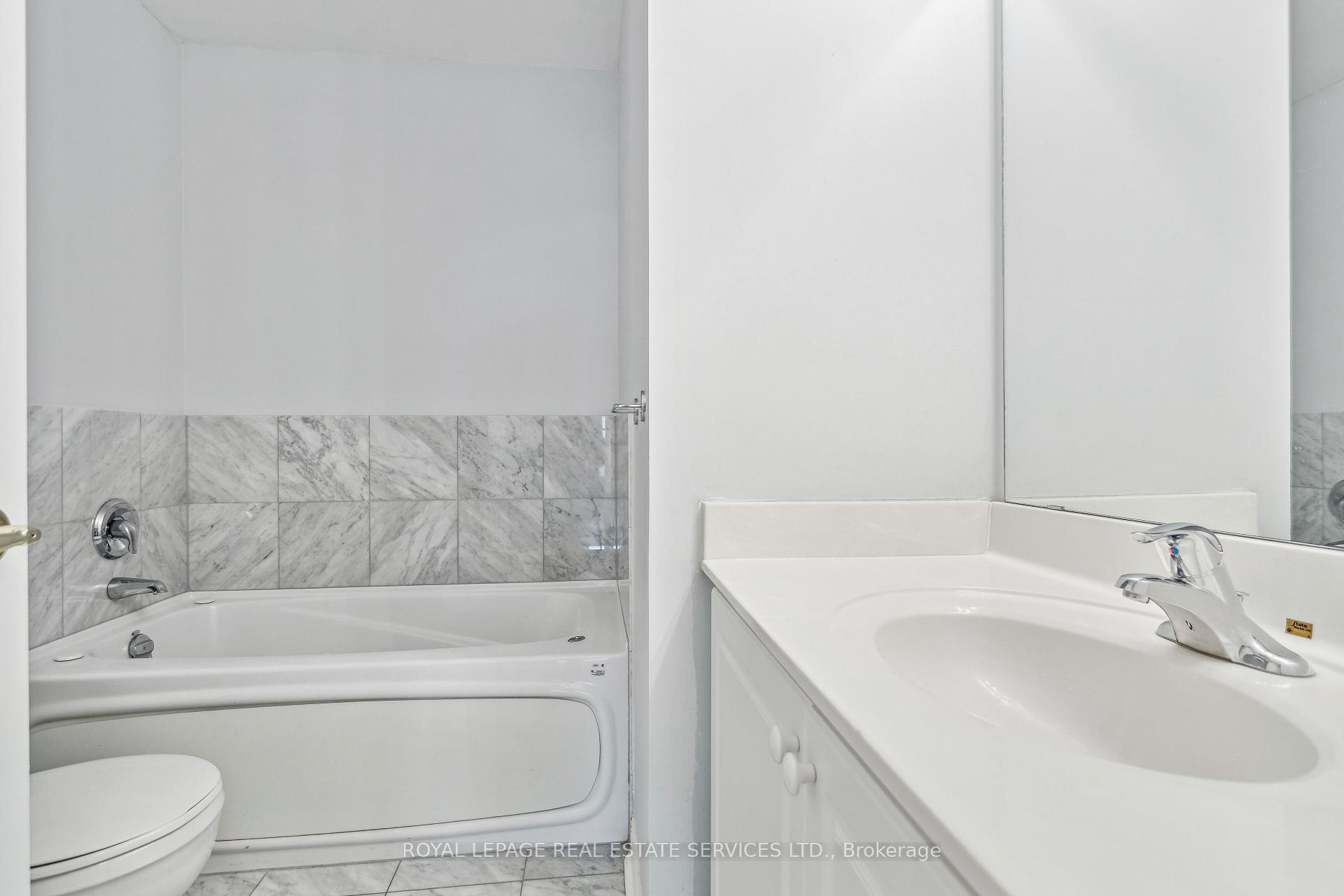 2 Bedrooms Condo at 40 Old Mill, Oakville For sale