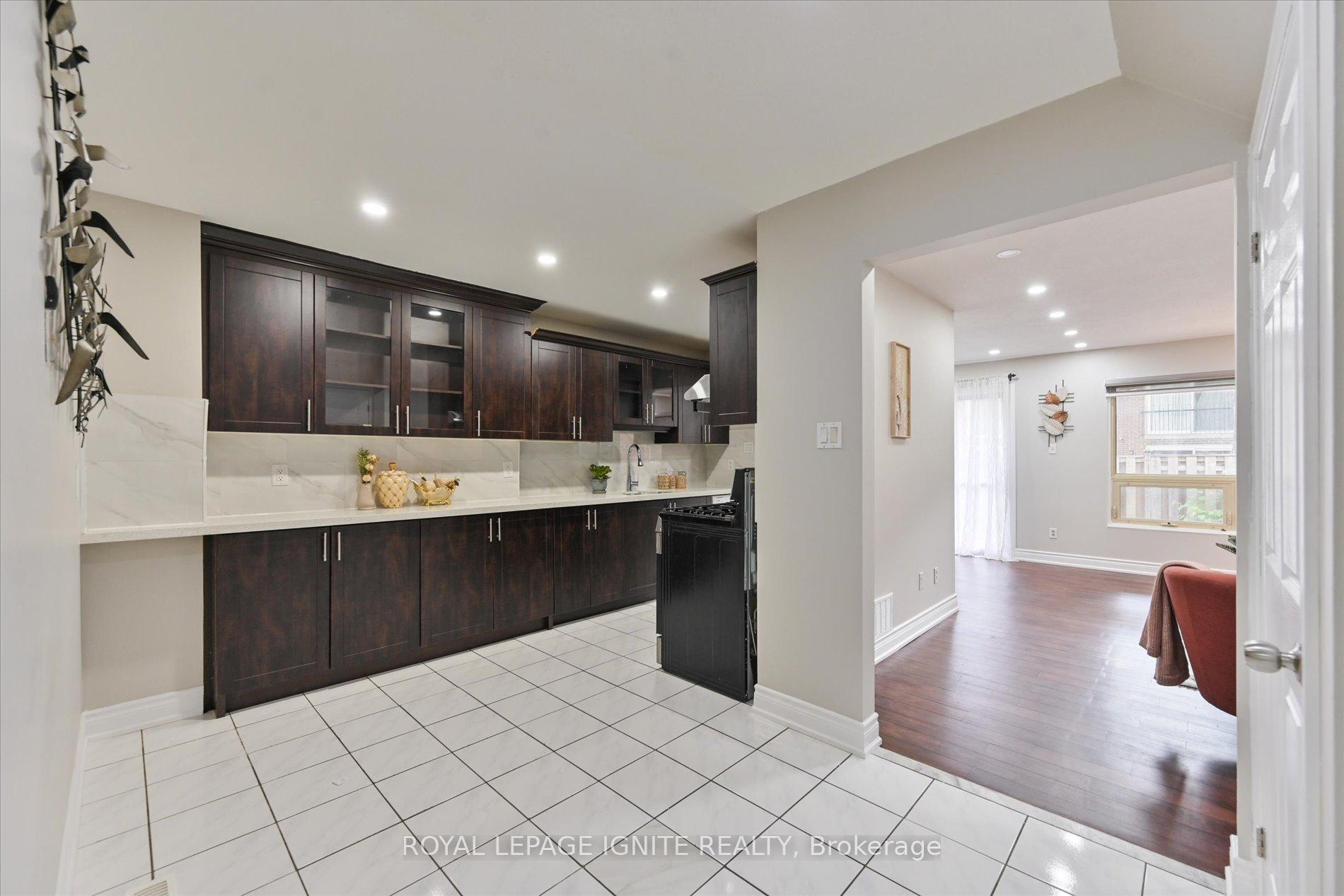 5 Bedrooms Condo at 40 Dundalk, Toronto For sale