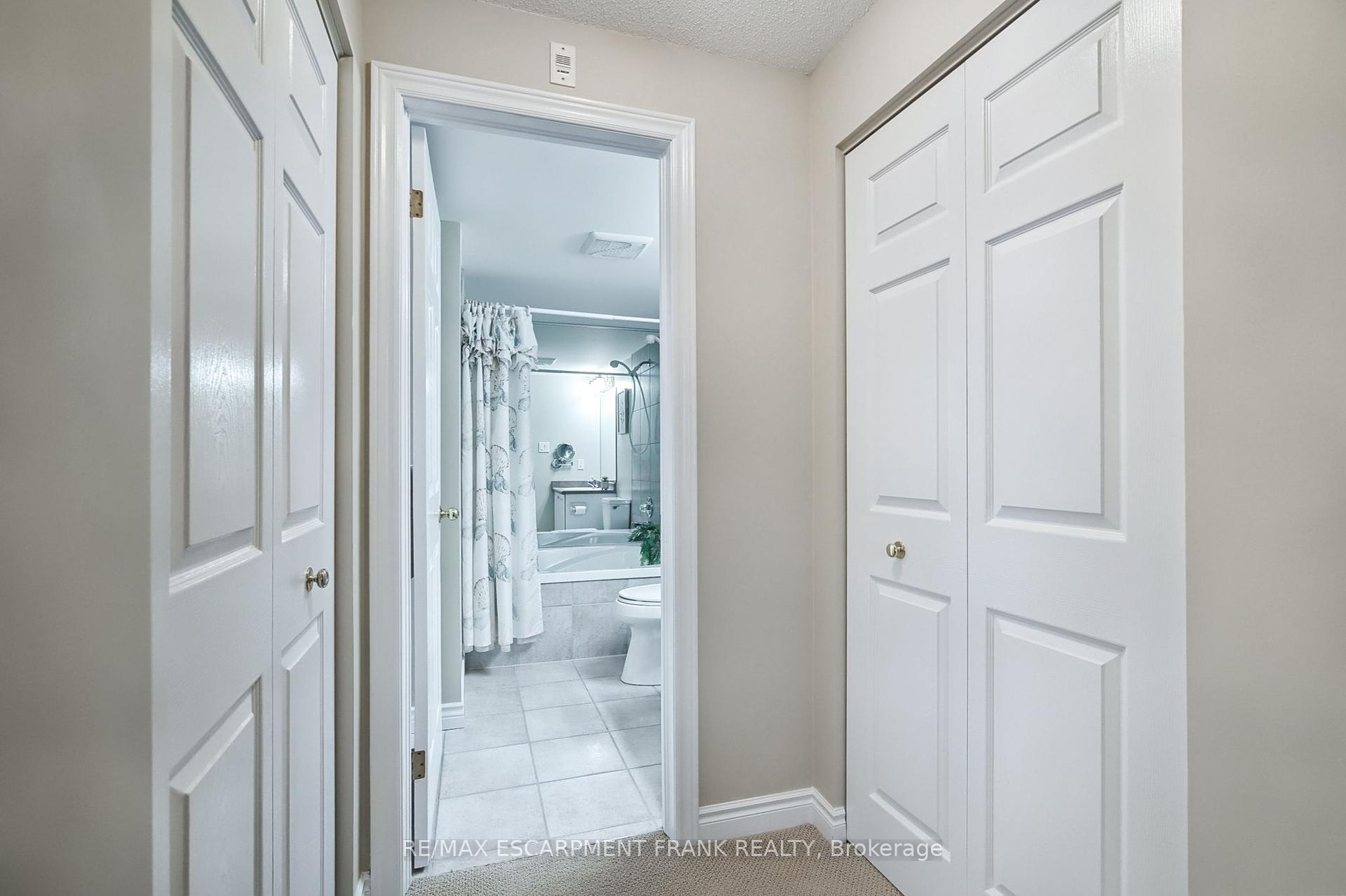 2 Bedrooms Condo at 970 Golf Links,  Hamilton For sale