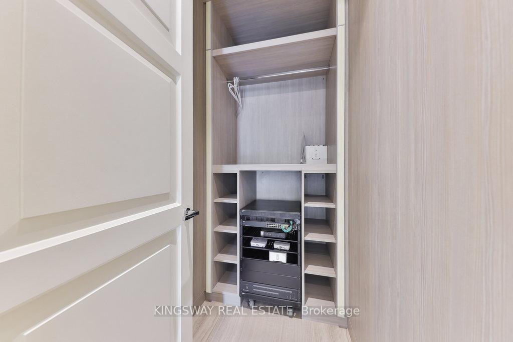 2 Bedrooms Condo at 300 Randall, Oakville For sale