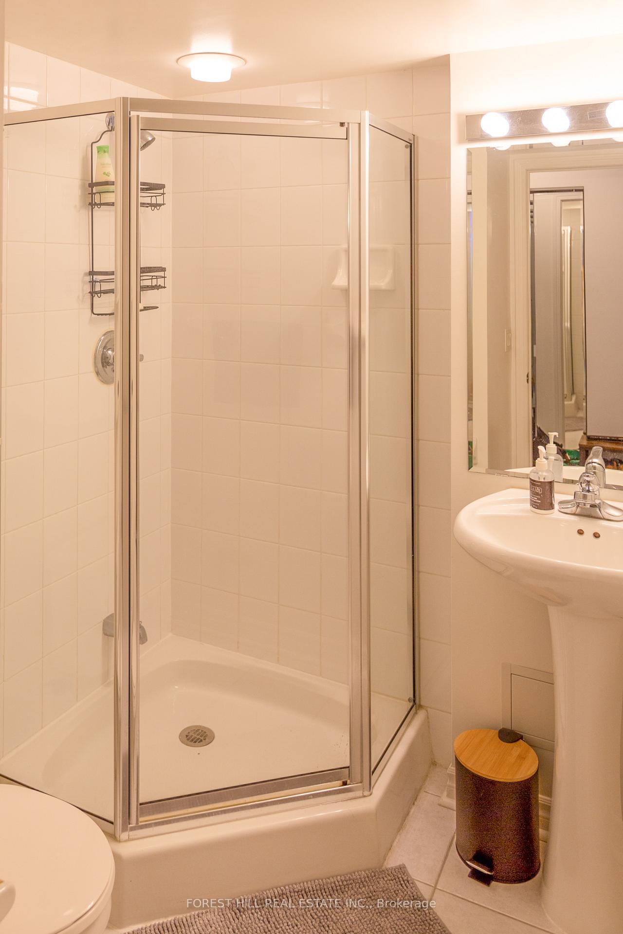 2 Bedrooms Condo at 17 Barberry, Toronto For sale