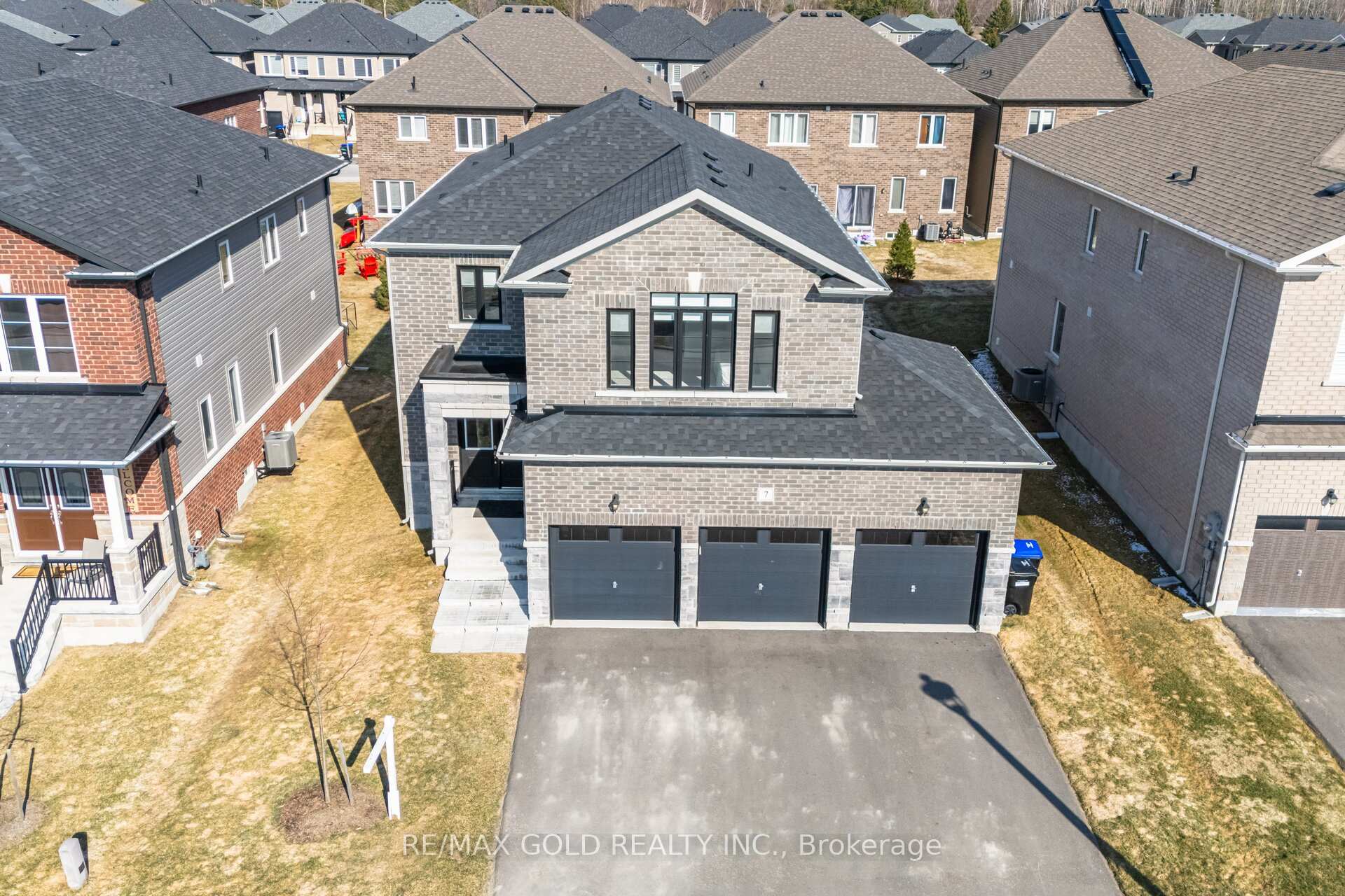 7 Middleton Drive, Wasaga Beach, ON L9Z 0L1