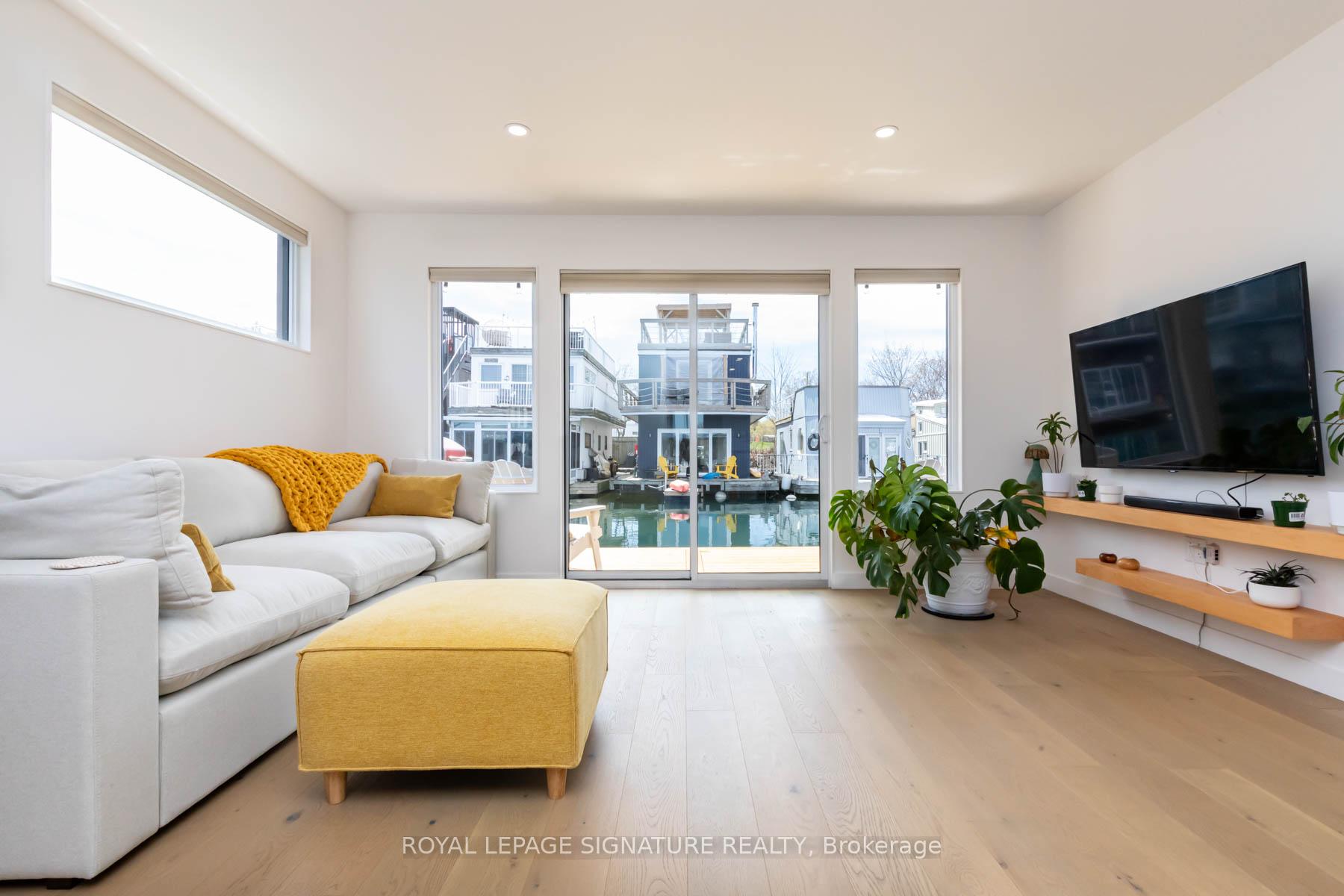 1 Bedroom Condo at 7 Brimley,  Toronto For sale