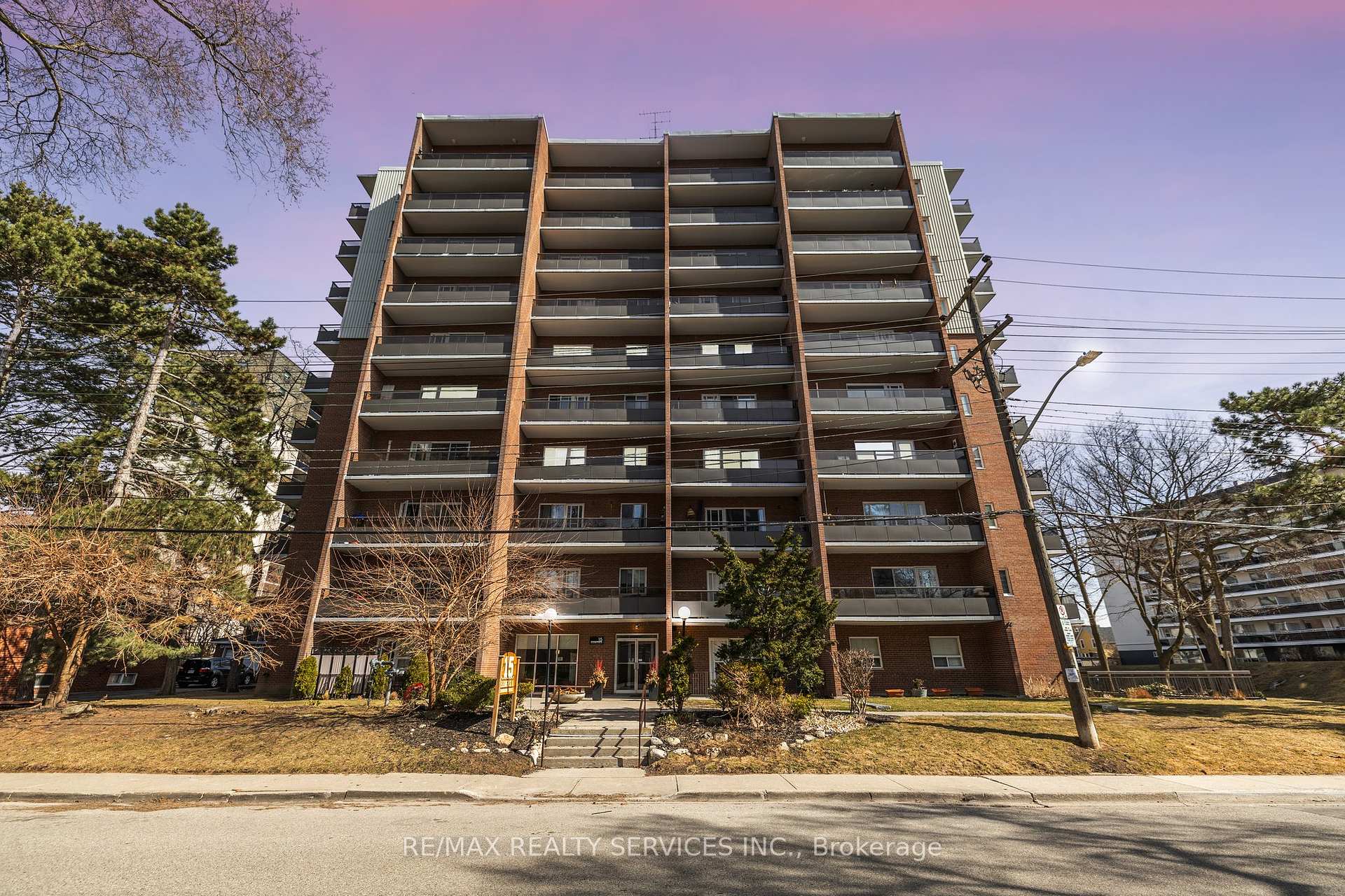 2 Bedrooms Condo at 15 Elizabeth, Mississauga For sale