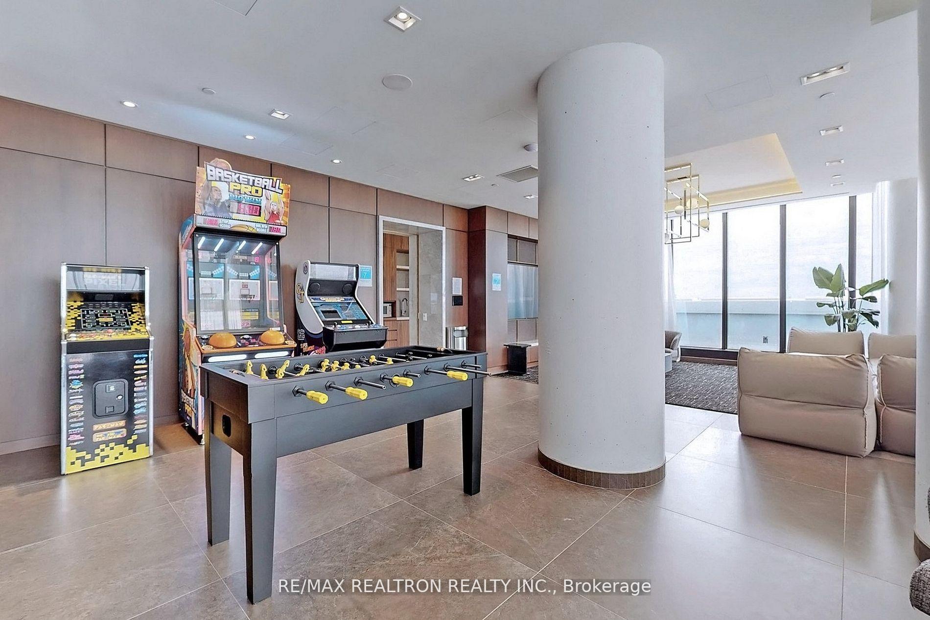 2 Bedrooms Condo at 950 Portage, Vaughan For sale