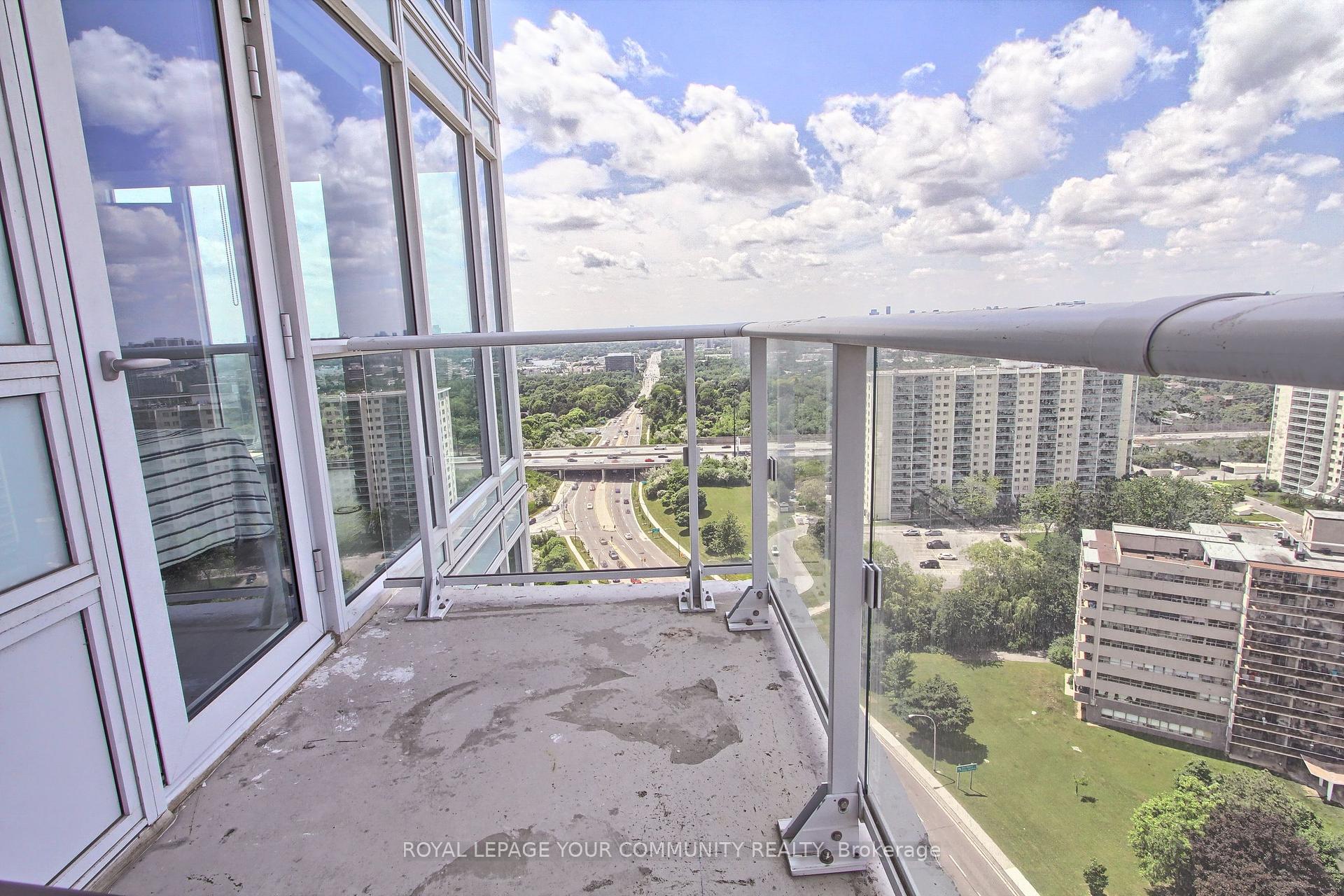 2 Bedrooms Condo at 10 Deerlick, Toronto For sale