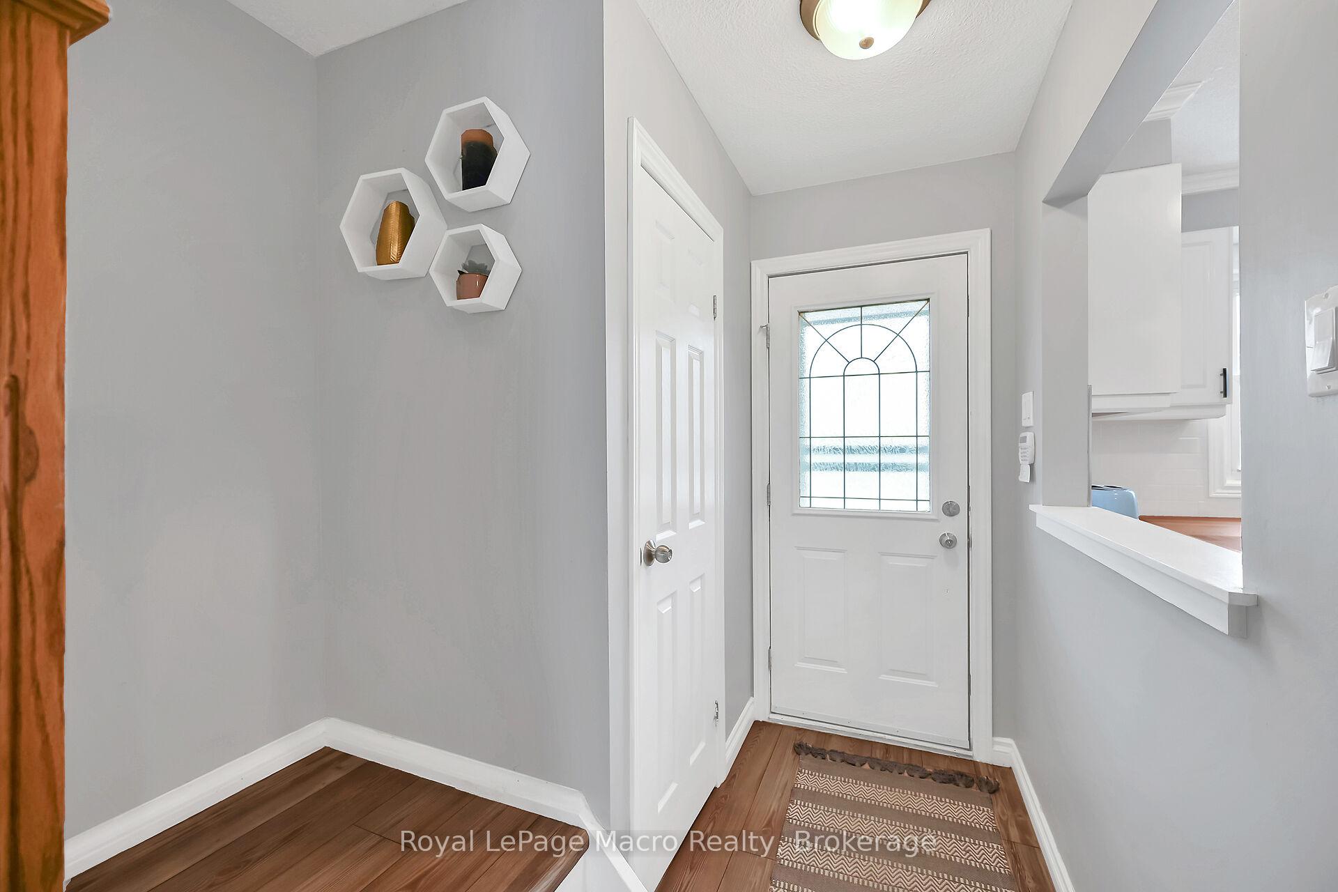 3 Bedrooms Condo at 10 Angus, Hamilton For sale