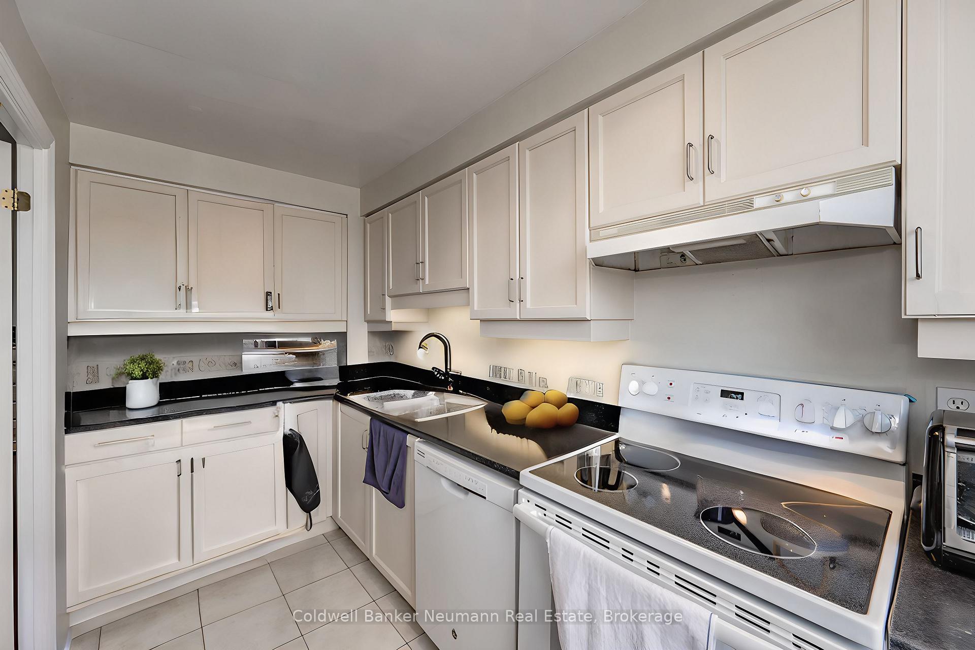 2 Bedrooms Condo at 60 Old Mill, Oakville For sale