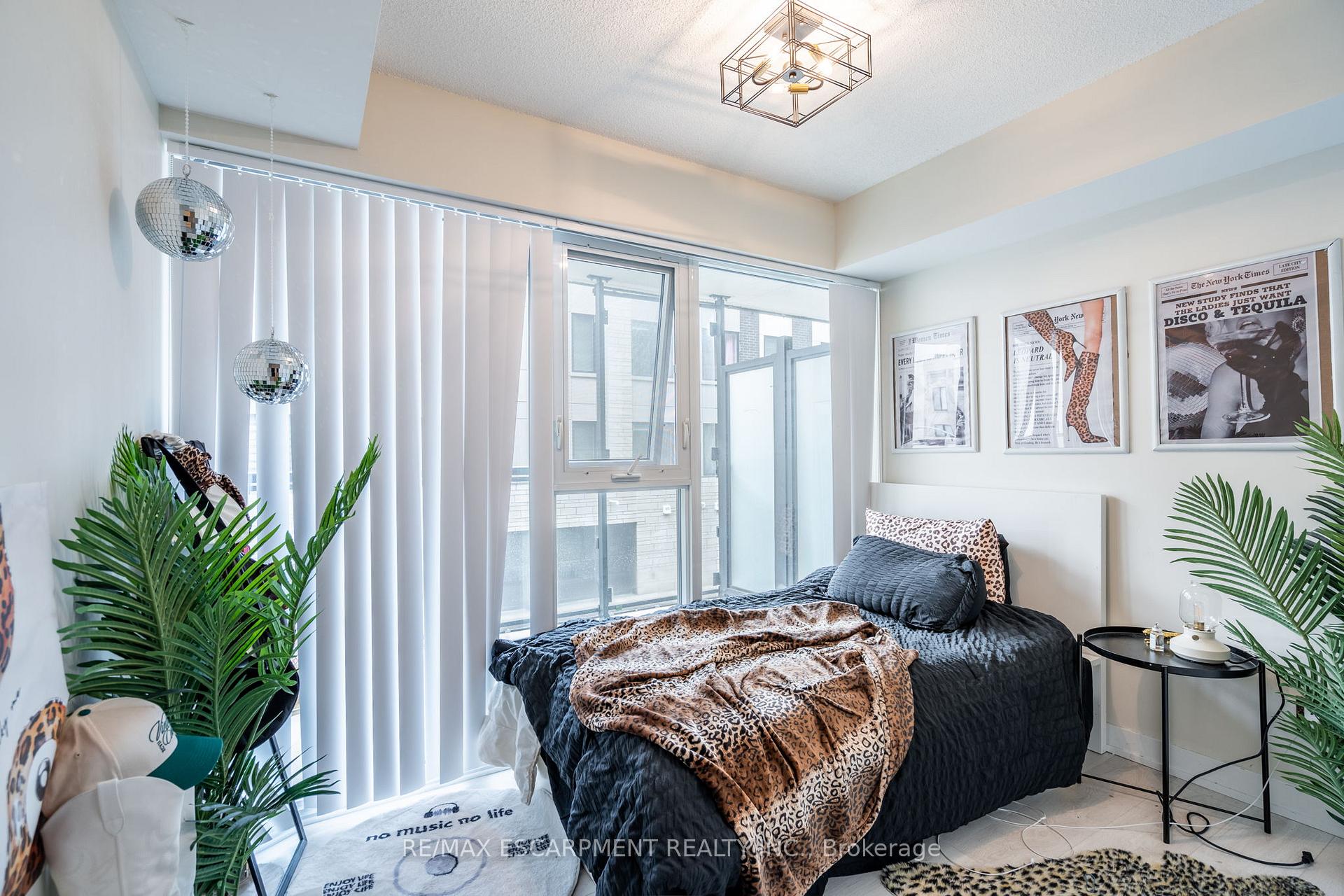 2 Bedrooms Condo at 1119 COOKE, Burlington For sale