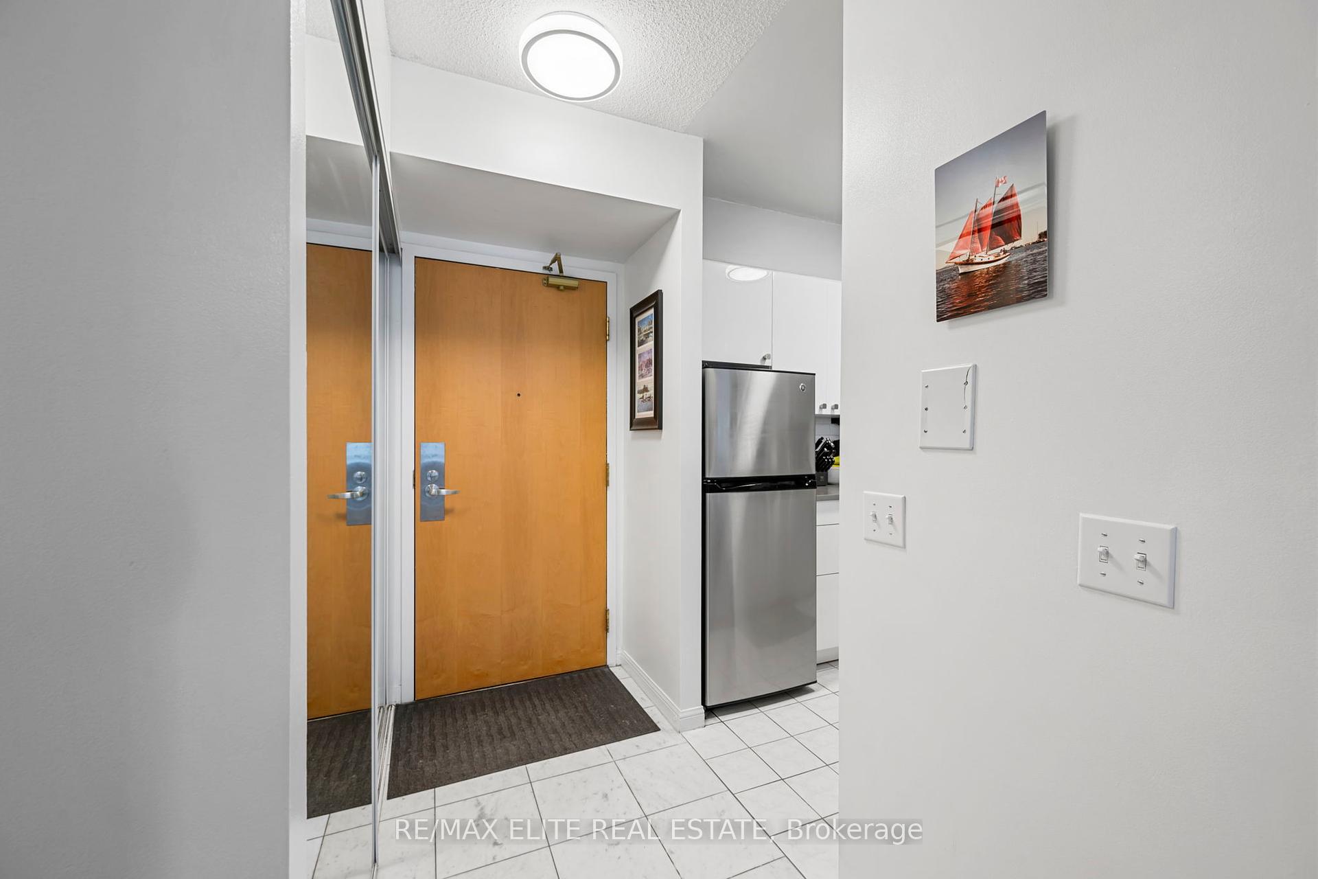 1 Bedroom Condo at 5 Rosehill,  Toronto For sale