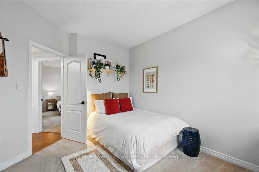 2 Bedrooms Condo at 4006 Kilmer, Burlington For sale