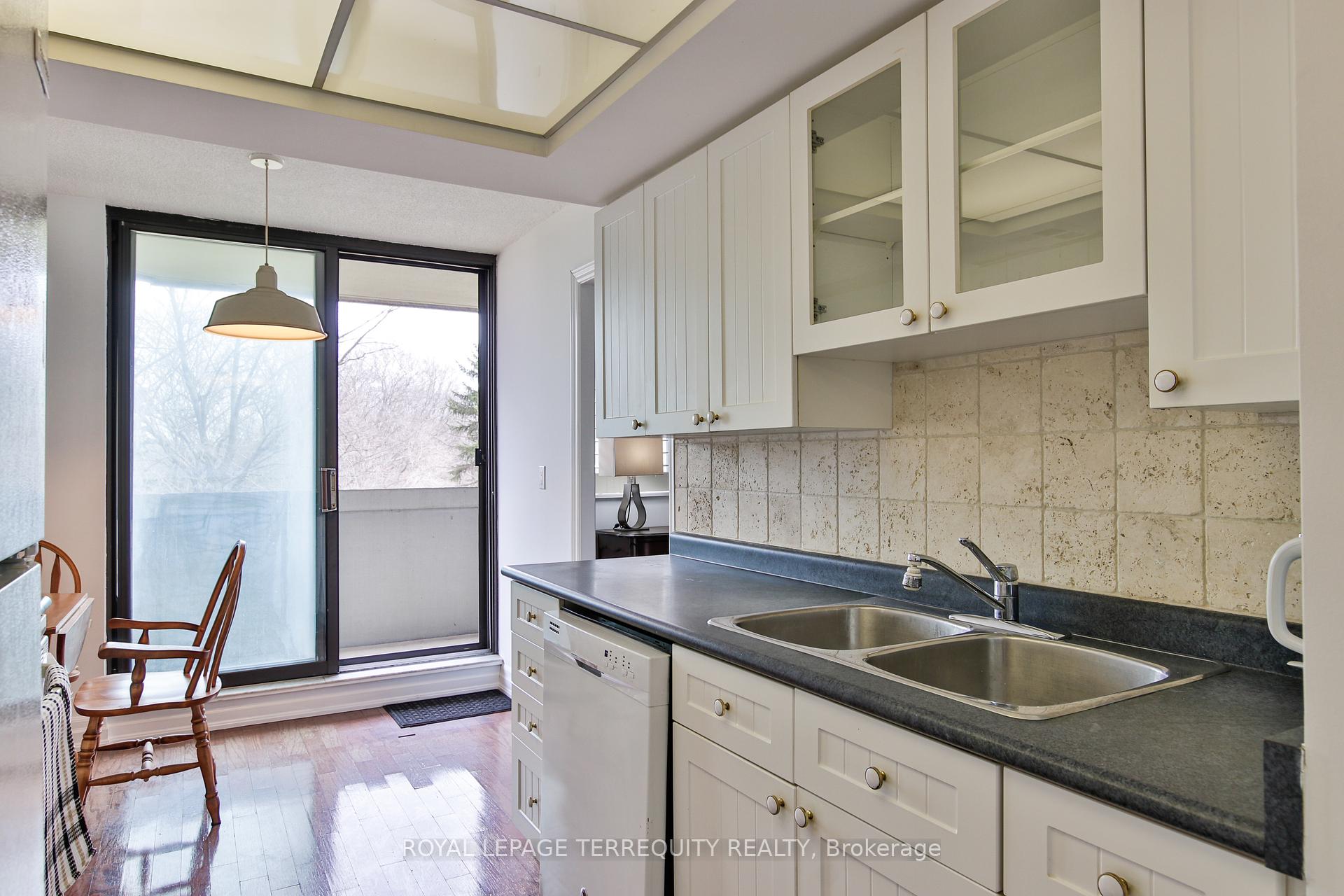 2 Bedrooms Condo at 75 Wynford Heights, Toronto For sale