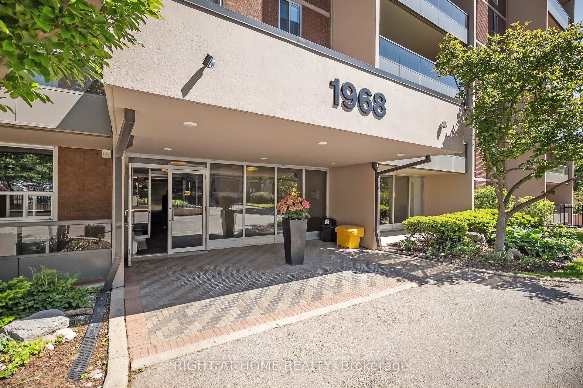 4 Bedrooms Condo at 1968 Main, Hamilton For sale