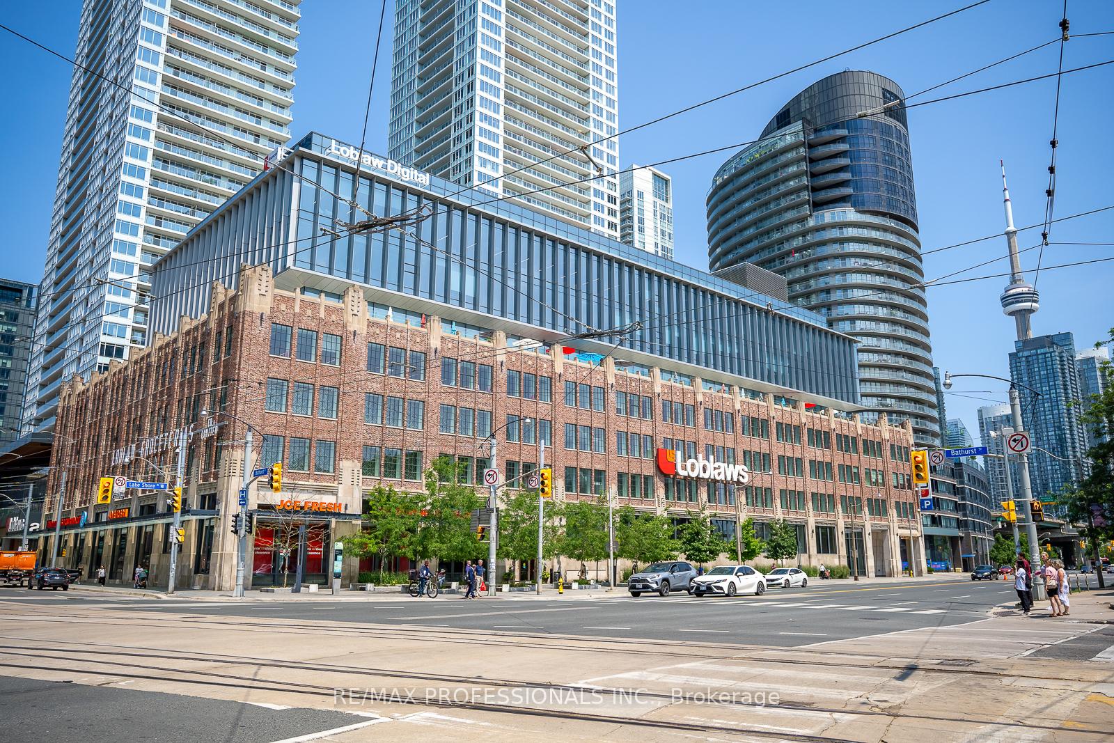3 Bedrooms Condo at 32 Stadium, Toronto For sale