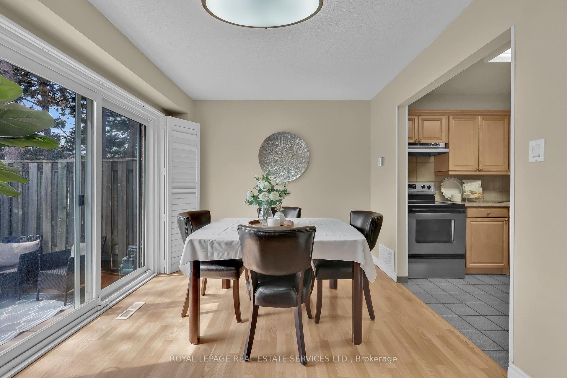 3 Bedrooms Condo at 3125 Fifth, Mississauga For sale