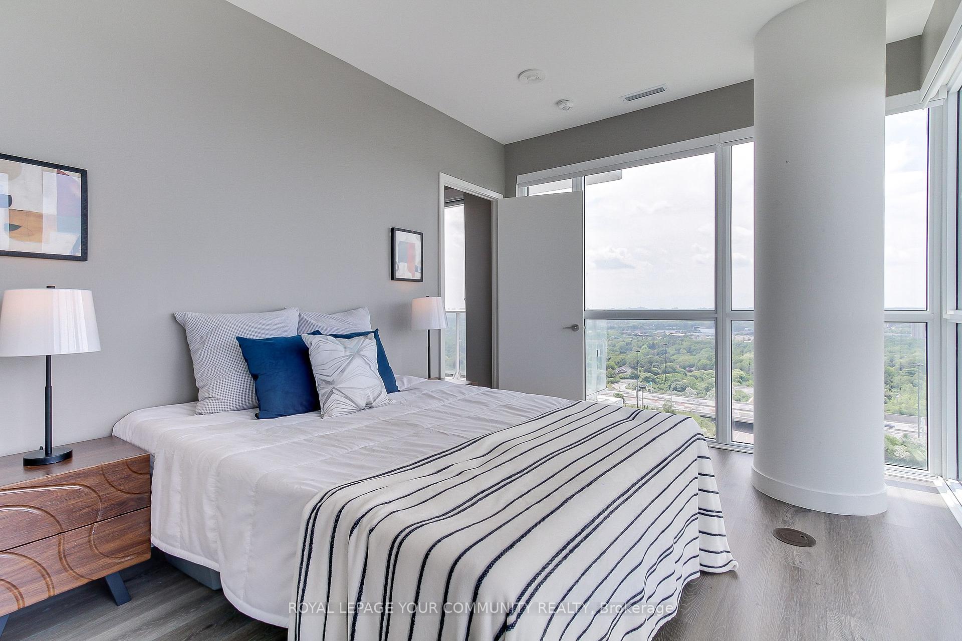 2 Bedrooms Condo at 10 Deerlick, Toronto For sale