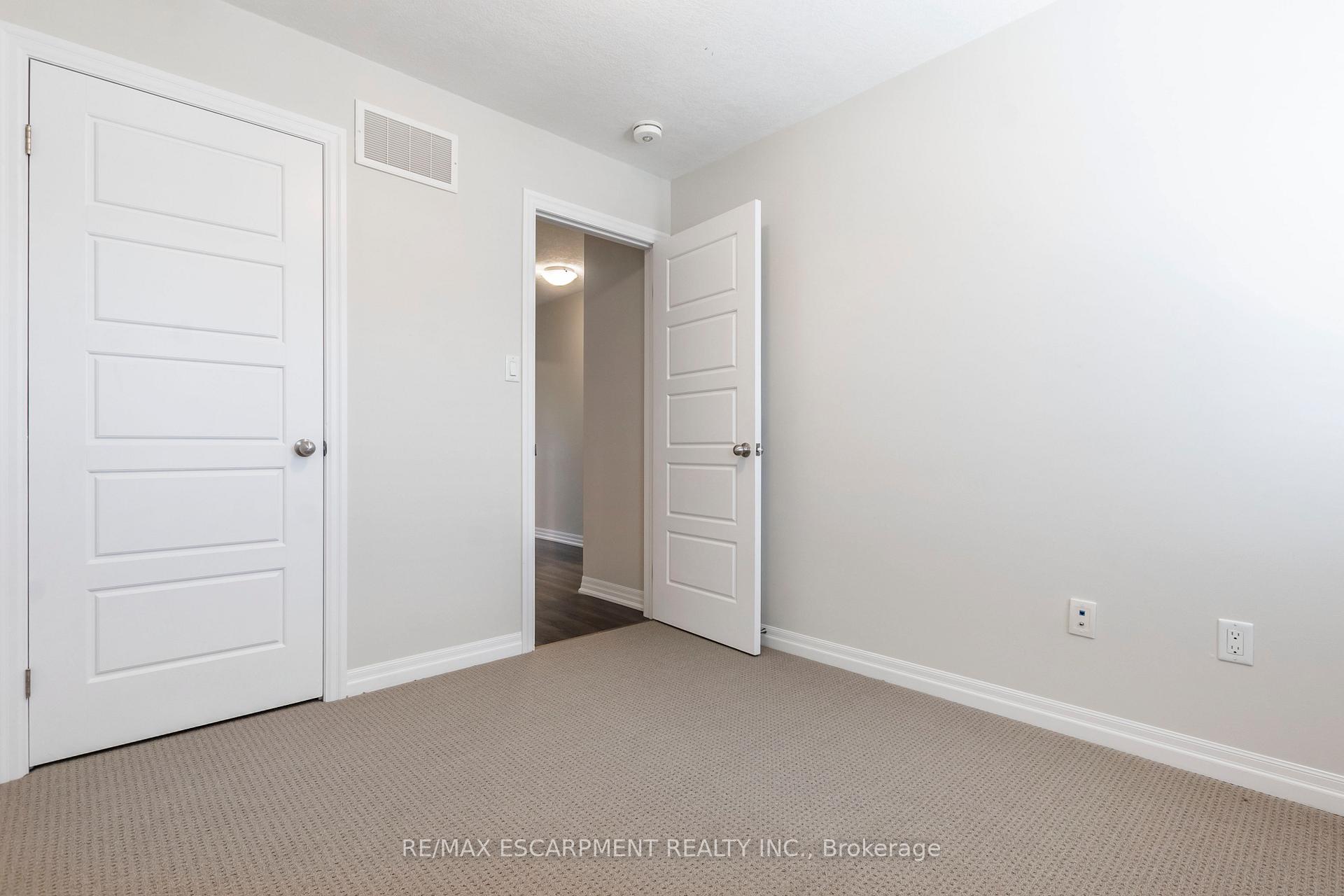 3 Bedrooms Condo at 290 Barton, Hamilton For sale