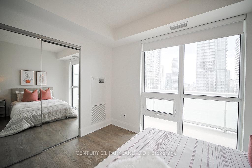 2 Bedrooms Condo at 101 Erskine, Toronto For sale