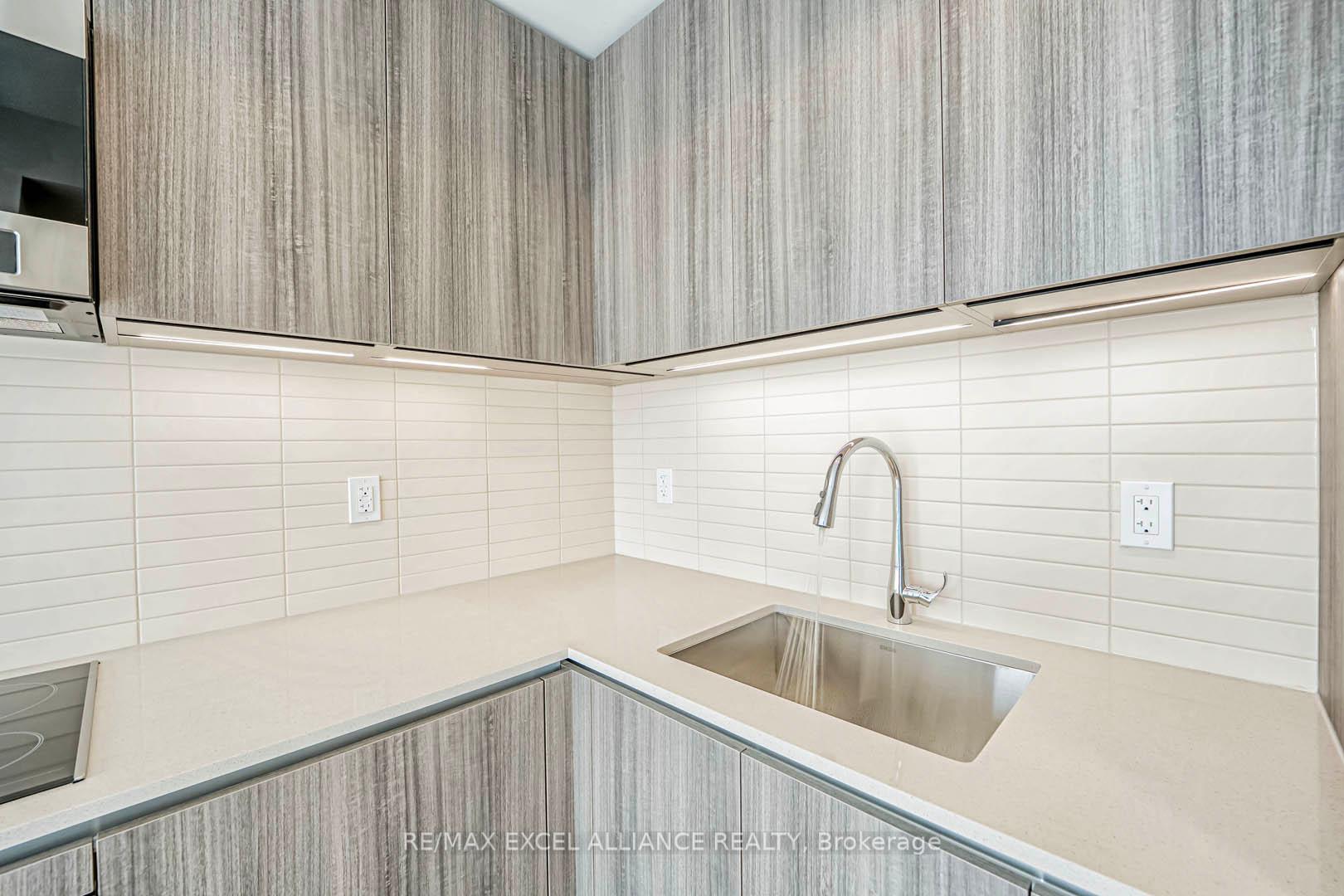 2 Bedrooms Condo at 8 Cumberland, Toronto For sale