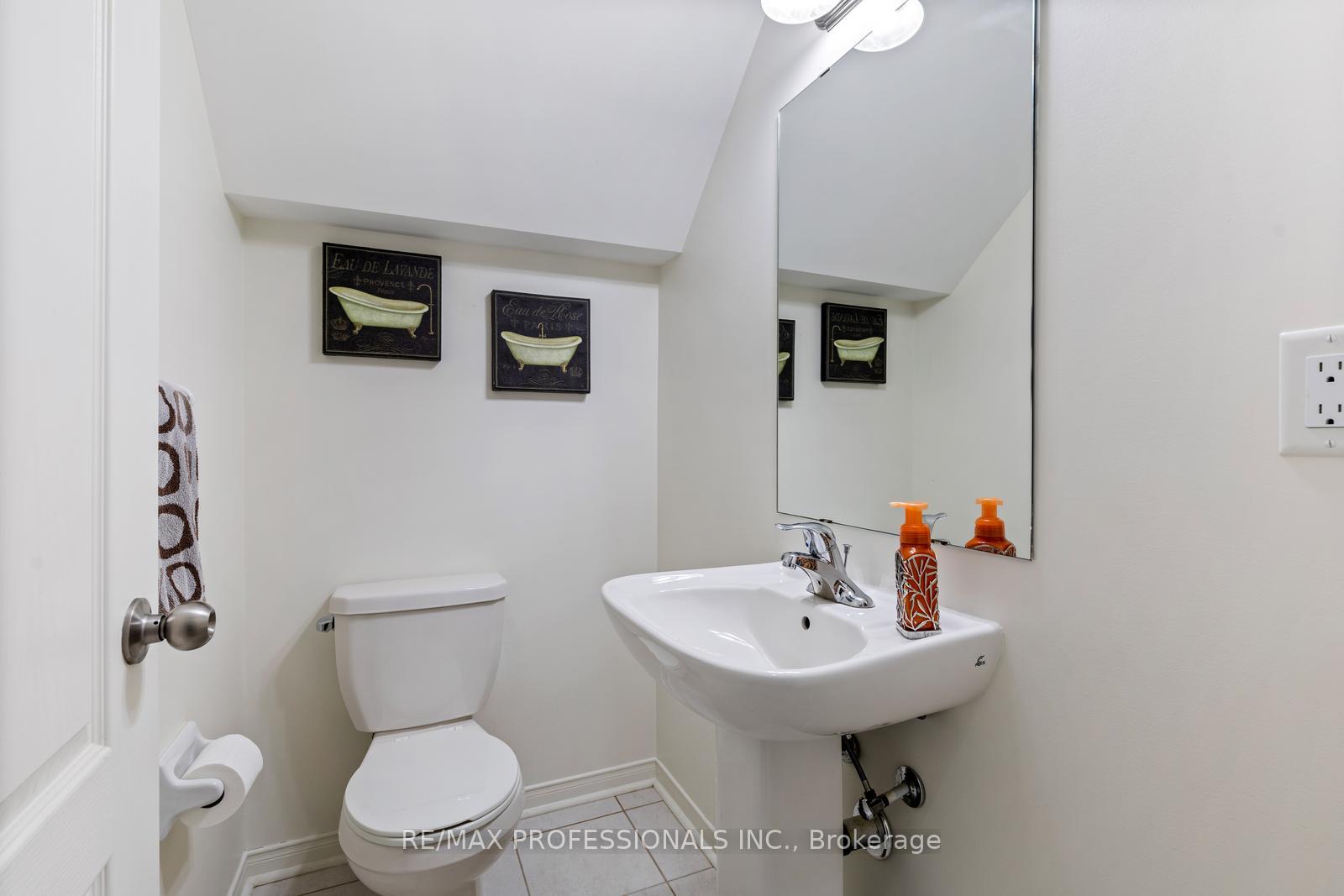 2 Bedrooms Condo at 3070 Thomas, Mississauga For sale