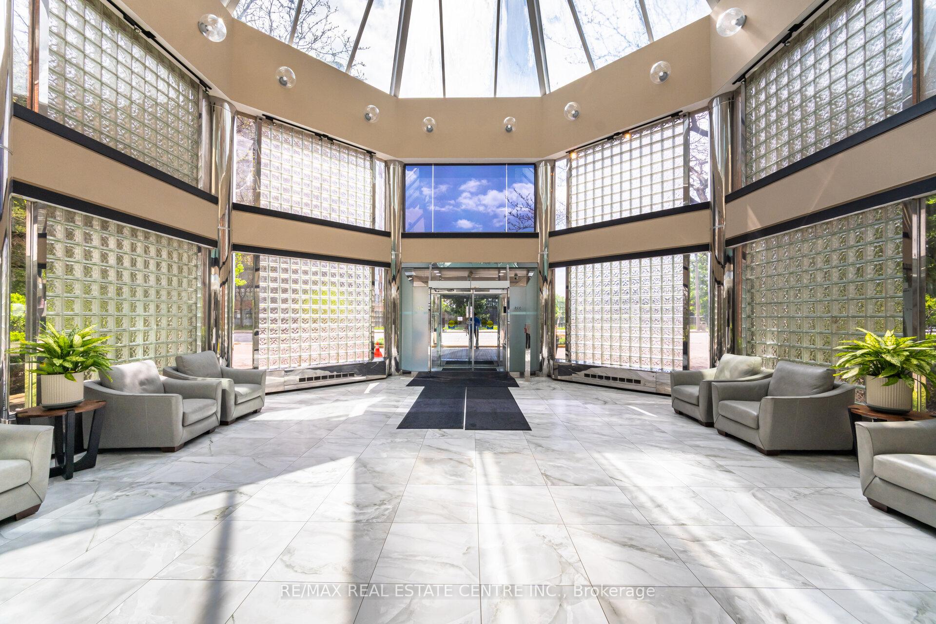 3 Bedrooms Condo at 335 Webb, Mississauga For sale