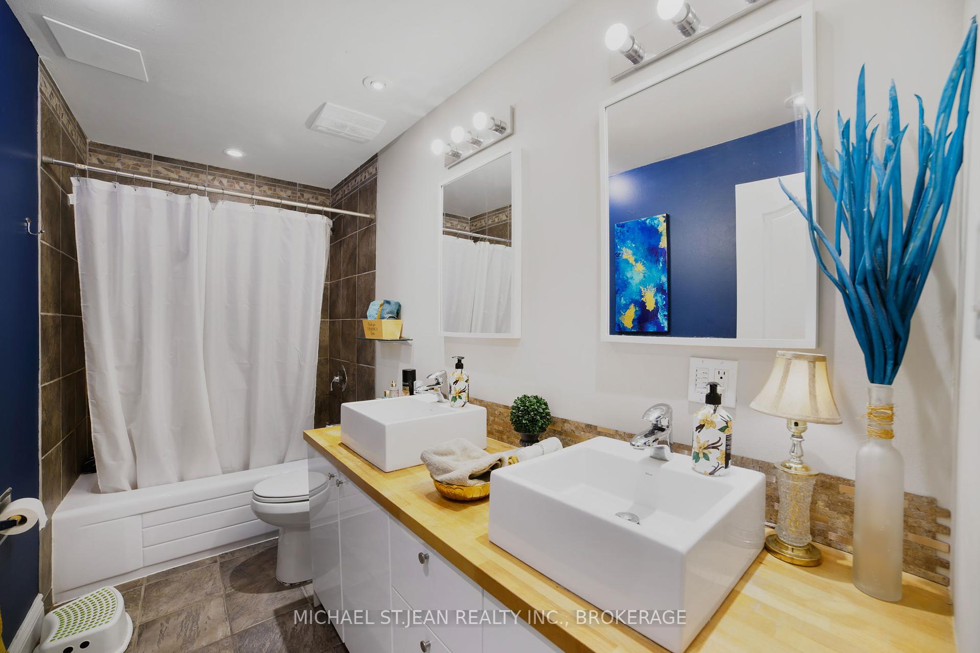 4 Bedrooms Condo at 1016 Falgarwood,  Oakville For sale