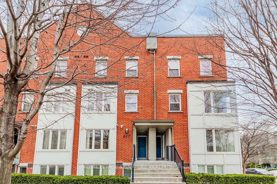 817 Dundas