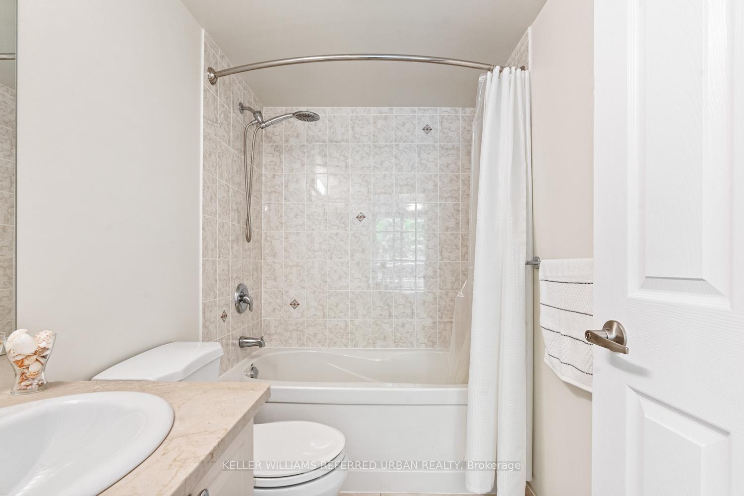 2 Bedrooms Condo at 35 Hollywood, Toronto For sale