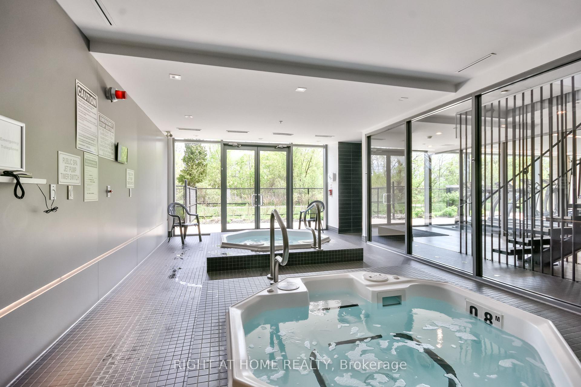 3 Bedrooms Condo at 5230 Dundas, Burlington For sale