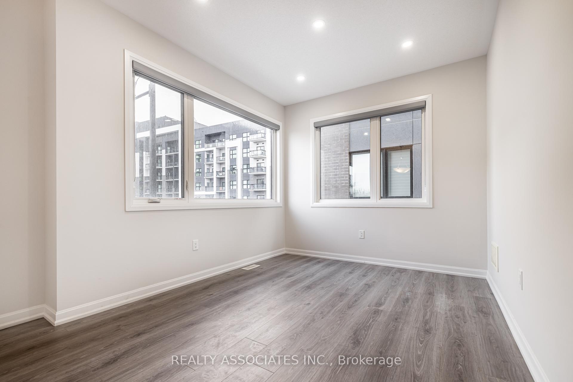4 Bedrooms Condo at 133 Grovewood, Oakville For sale